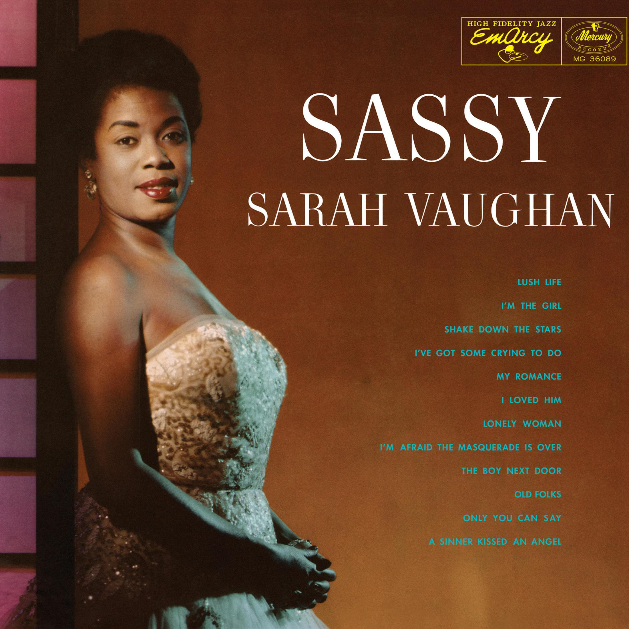 Pochette d'album : Sarah Vaughan en robe, avec la liste des titres à droite. Le fond est marron.