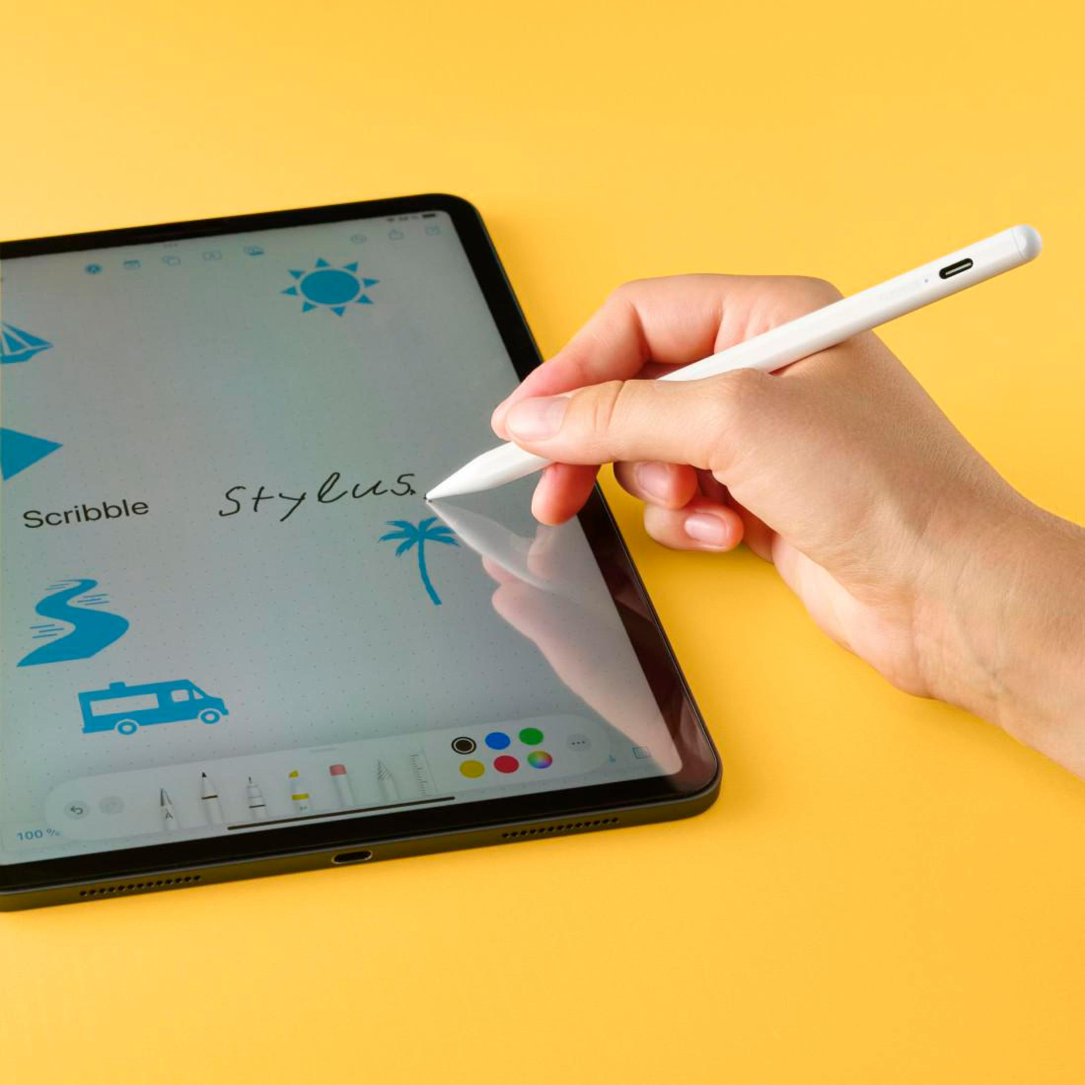Mano che usa lo stilo su un tablet, scrivendo 'Stylus'. Sfondo giallo, con icone e testo.