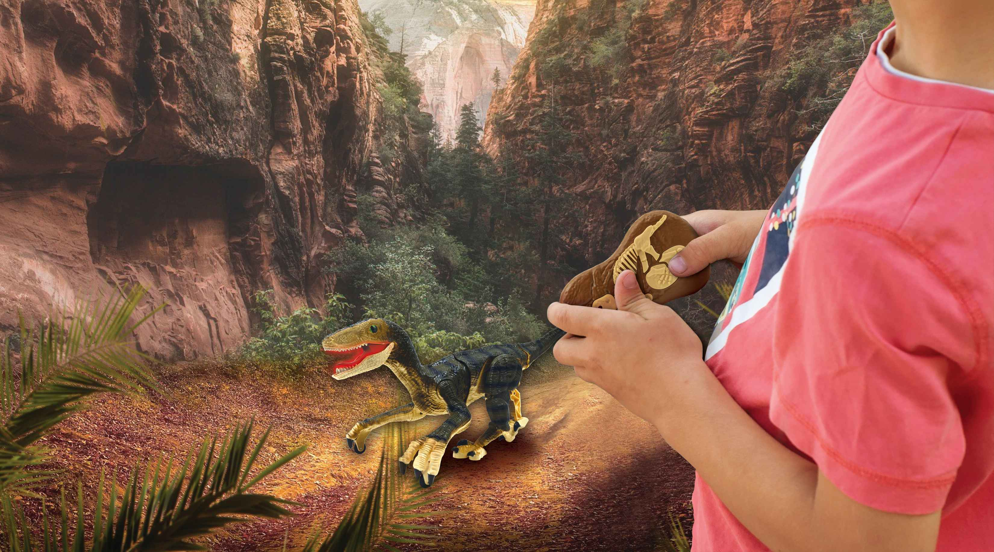 Un niño juega con un dinosaurio de juguete en un paisaje de cañón.