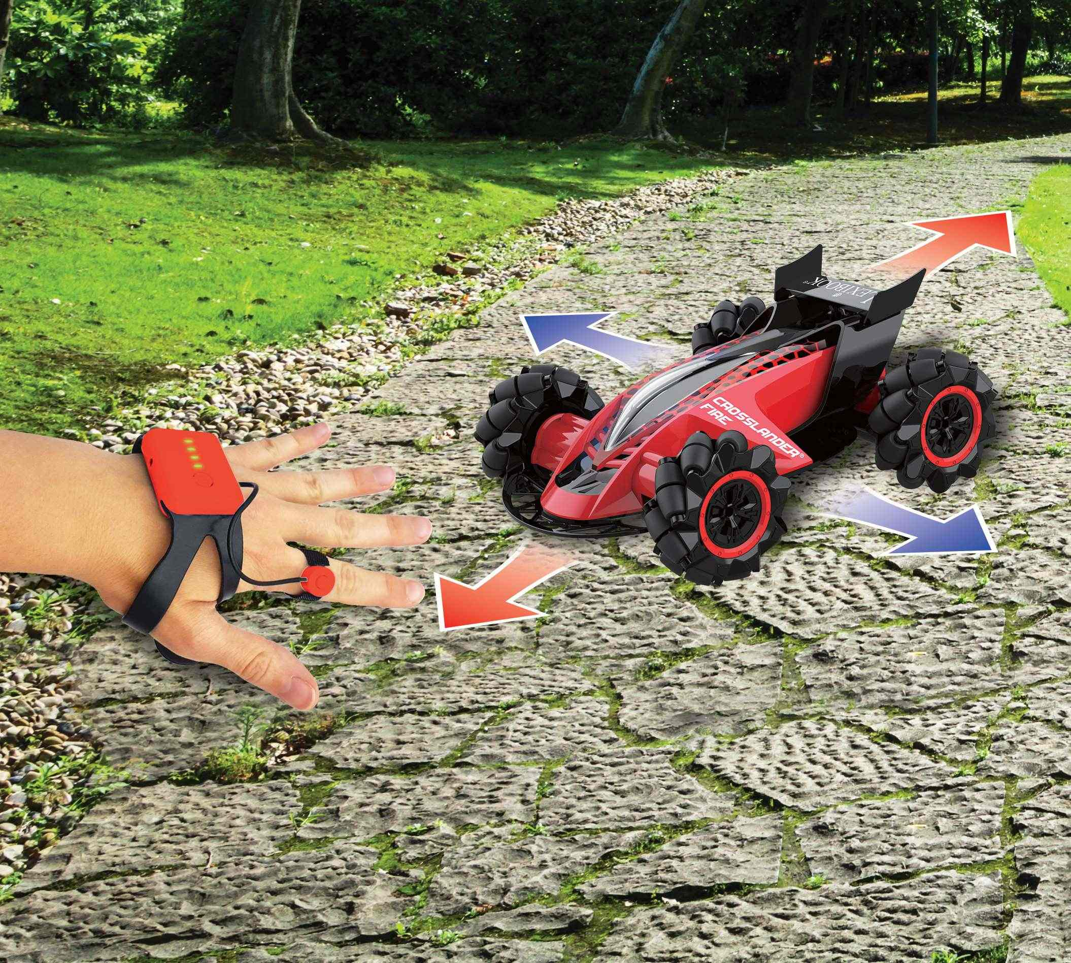 Un coche teledirigido rojo y negro con una mano que lleva un mando a distancia en la muñeca.