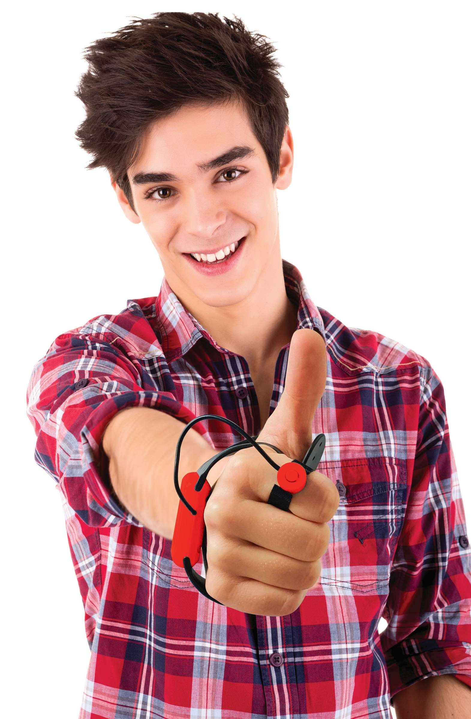 Joven con pulgar arriba, usando auriculares rojos y negros.