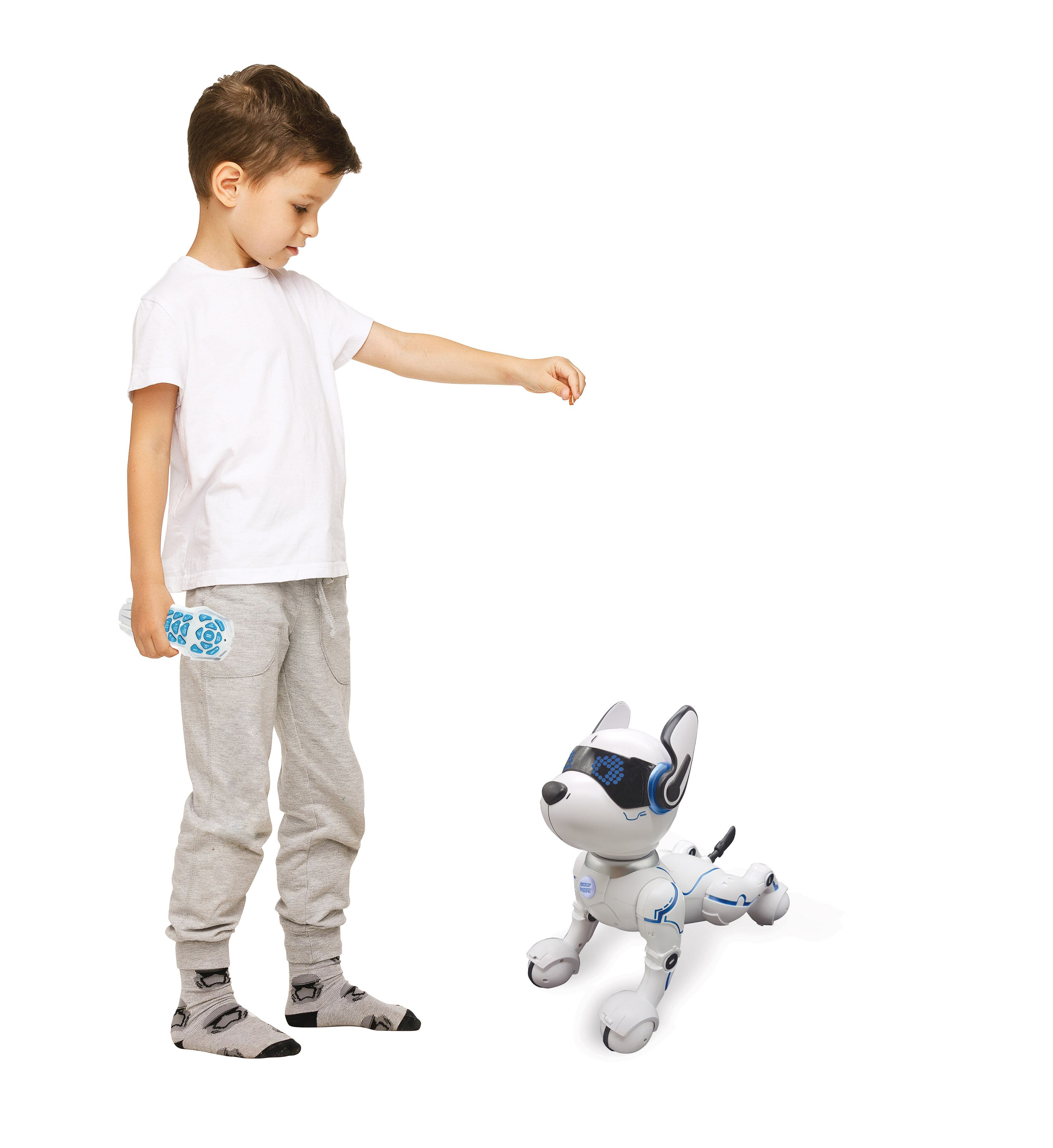 Un ragazzino indica un cane robot bianco e blu, tenendo un telecomando. Il cane è su uno sfondo bianco.