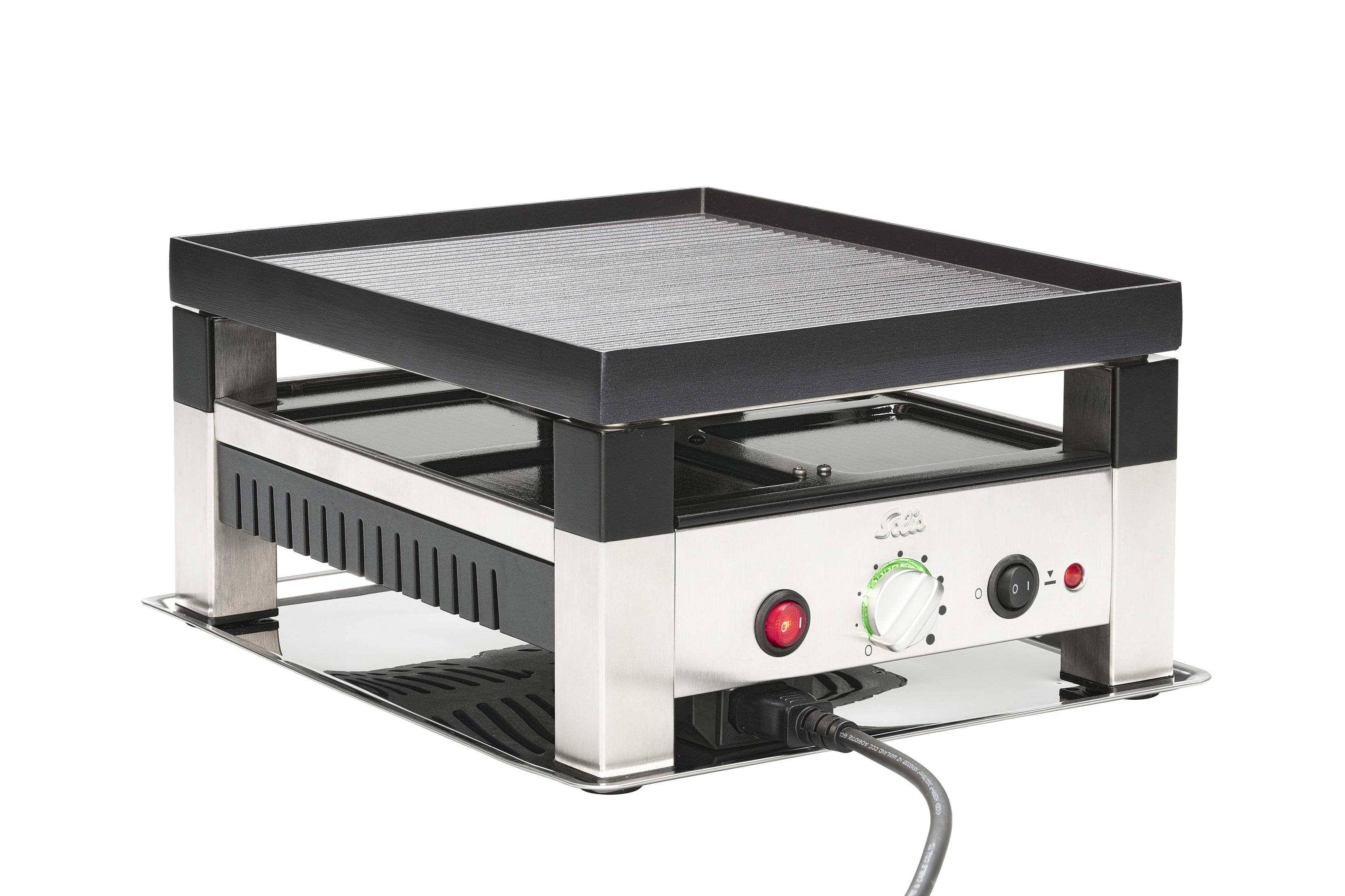 Raclette-Grill auf weißer Oberfläche. Er hat eine schwarze Grillplatte, Drehregler und ein Netzkabel.