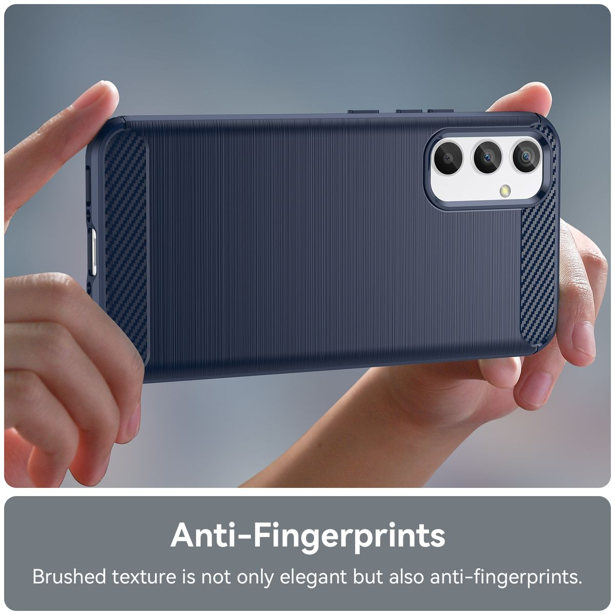 Eine Person hält eine dunkelblaue Handyhülle und zeigt ihre gebürstete Textur und Anti-Fingerabdruck-Eigenschaften.