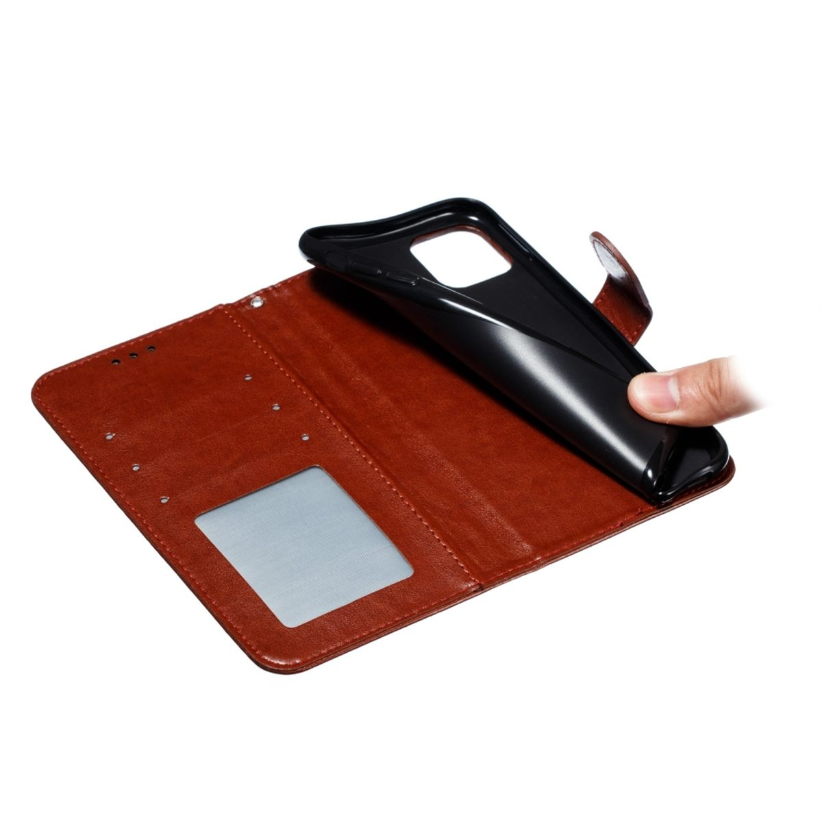 Eine braune Leder-Handyhülle, geöffnet mit einer schwarzen Handyhülle, die gehalten wird.