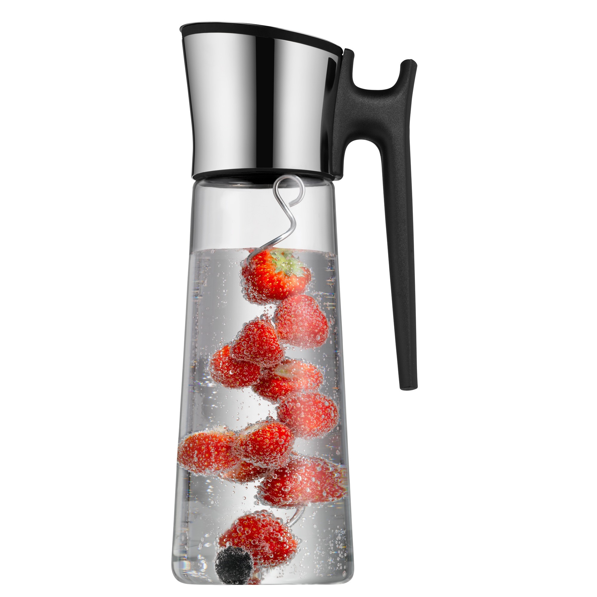 Una caraffa di vetro con fragole all'interno. Coperchio e manico in metallo. Bolle che salgono nell'acqua.