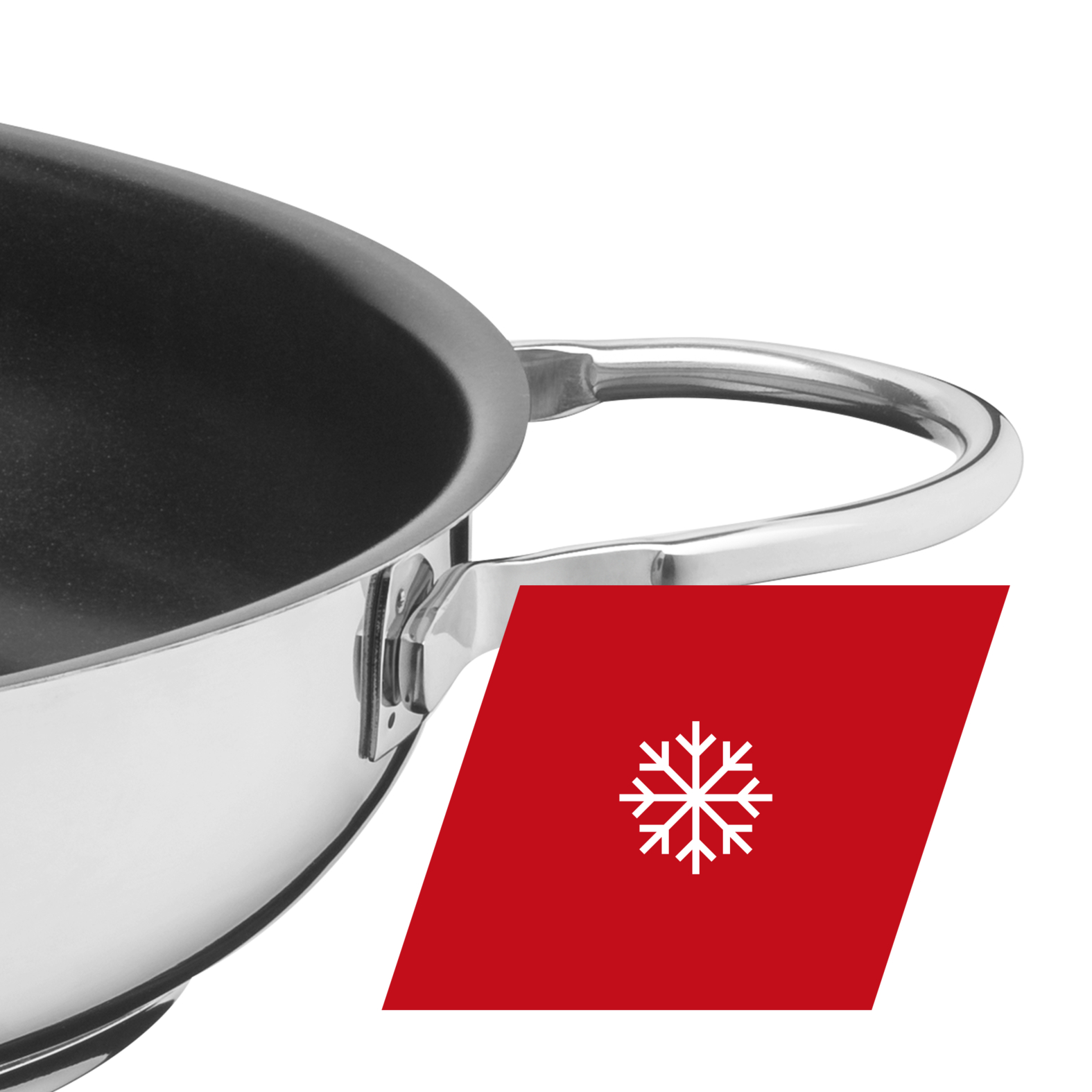 Zbliżenie patelni ze stali nierdzewnej z uchwytem. Widoczna czerwona naklejka z płatkiem śniegu.