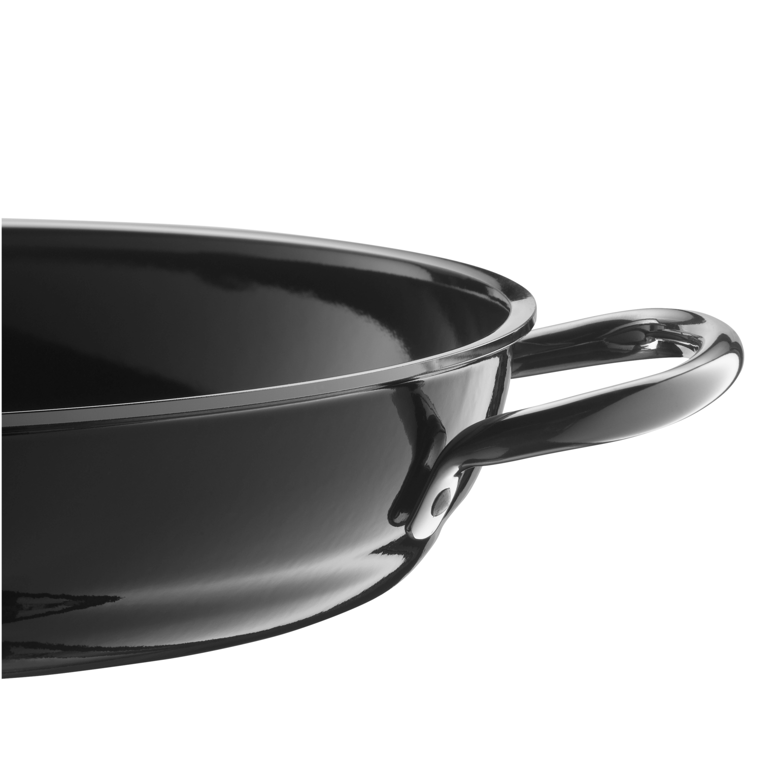 Schwarze Bratpfanne mit Griff, Nahaufnahme auf weißem Hintergrund.