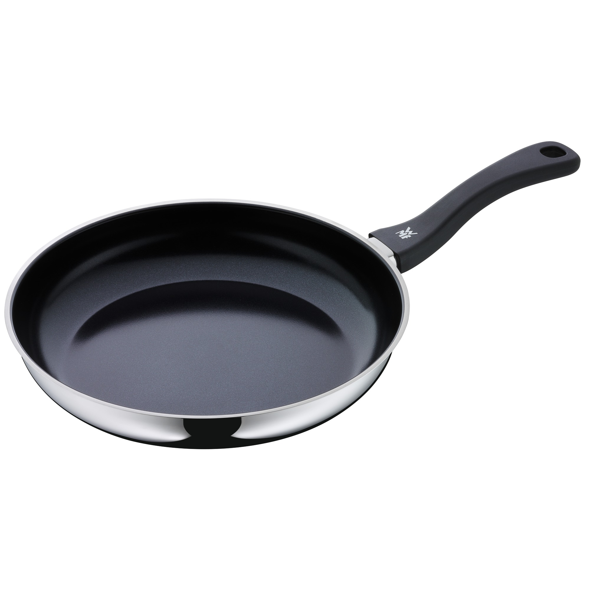 Eine schwarze Pfanne mit schwarzem Griff und silbernem Rand. Die Pfanne steht leicht angewinkelt vor weißem Hintergrund.