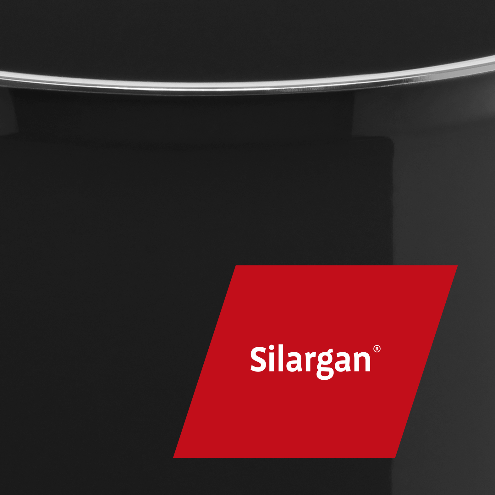 Schwarzer Topf, rotes Silargan-Logo an der Seite.