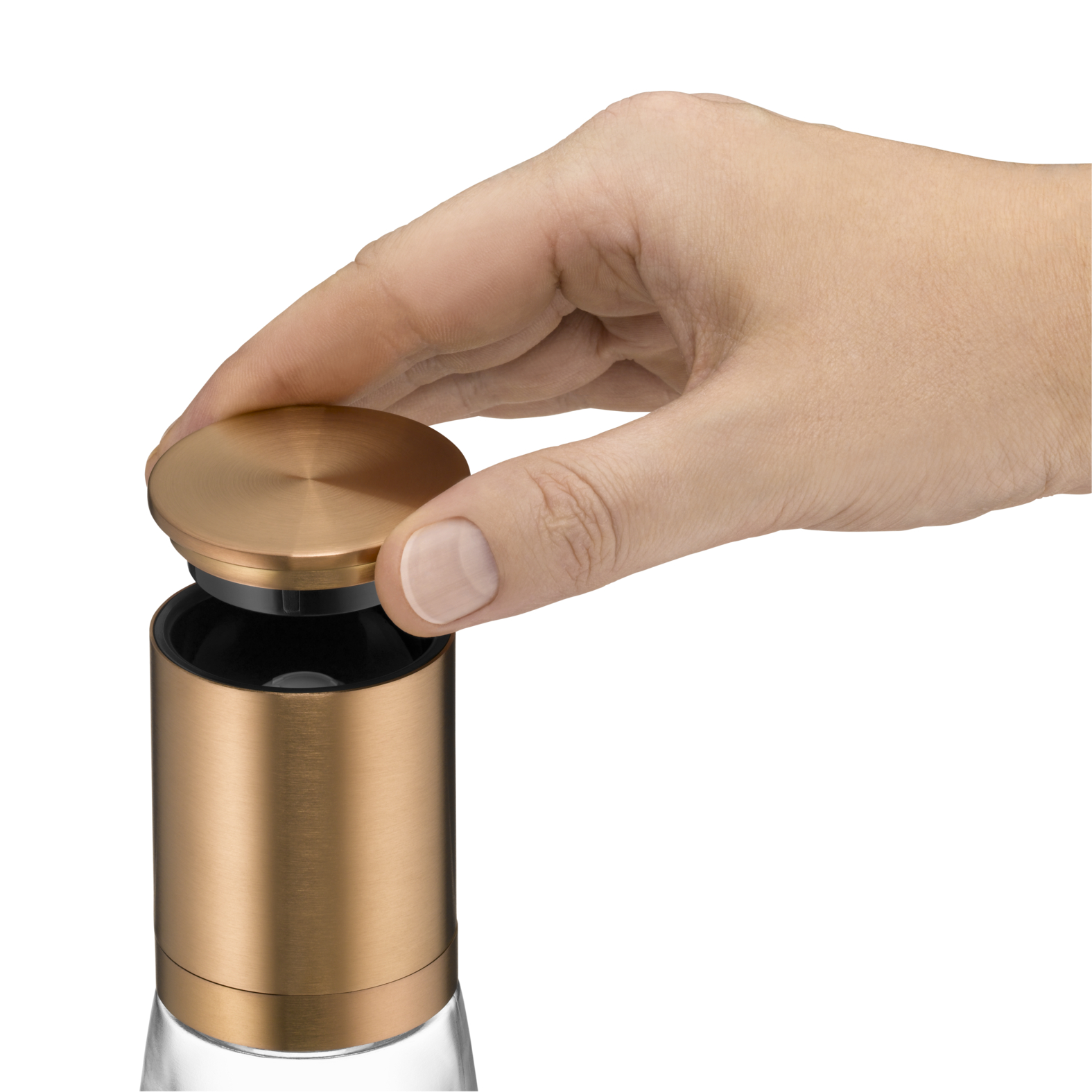 Eine Hand hält eine bronzefarbene Kappe, um sie auf eine bronzefarbene Flasche zu setzen. Der Hintergrund ist weiß.