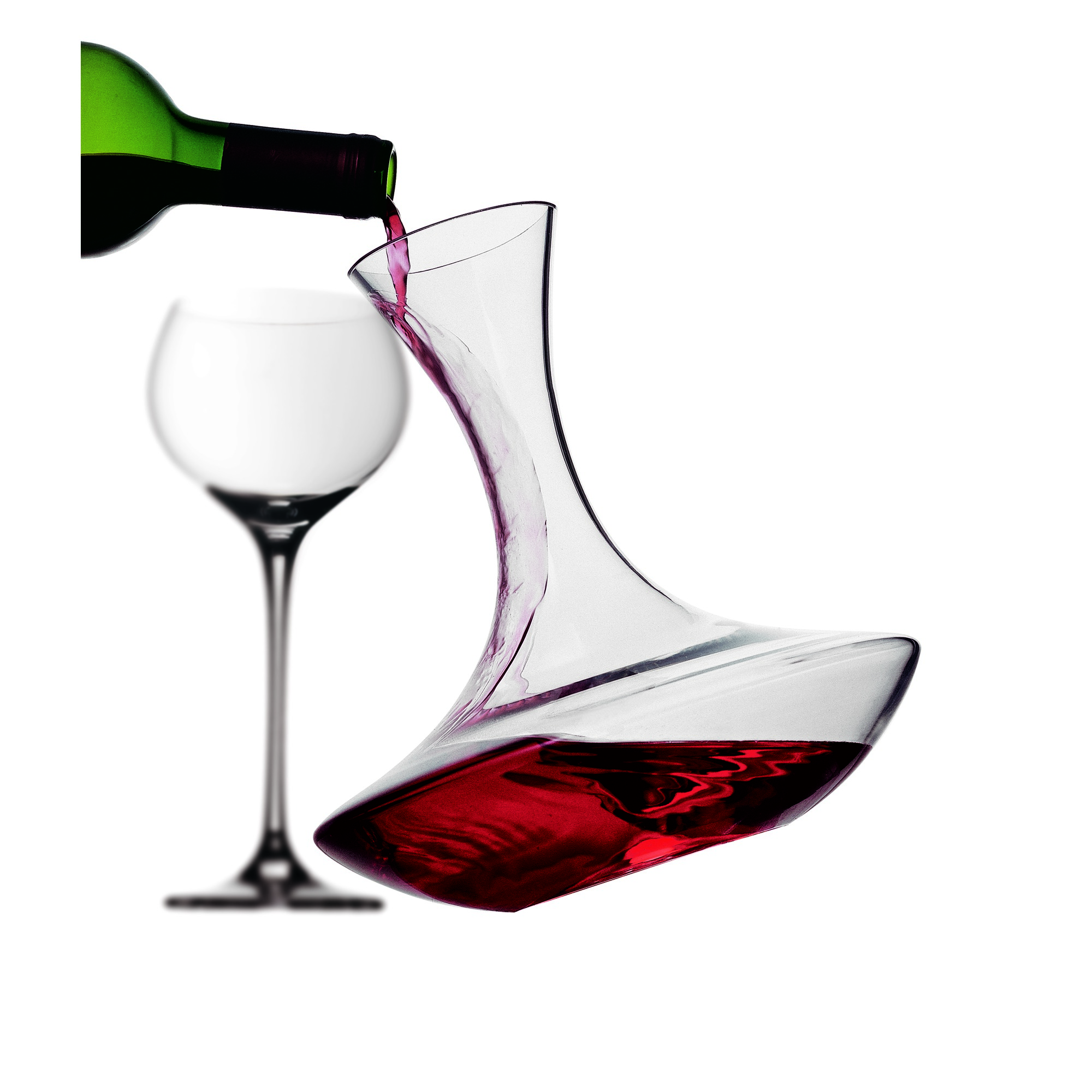 Rotwein wird in eine Karaffe gegossen, neben einem Weinglas. Weißer Hintergrund.