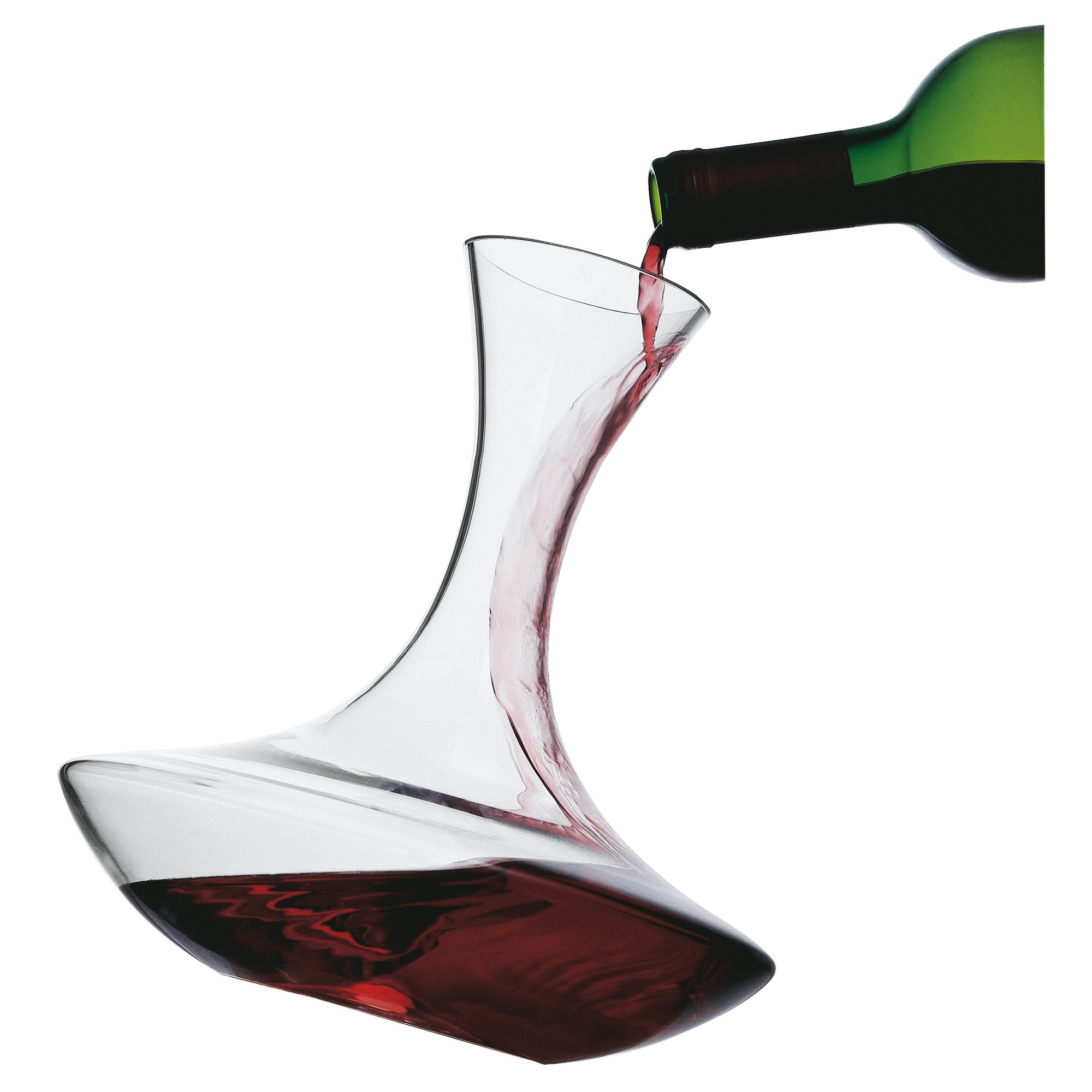 Rotwein gießt aus einer grünen Flasche in eine klare Glaskaraffe.