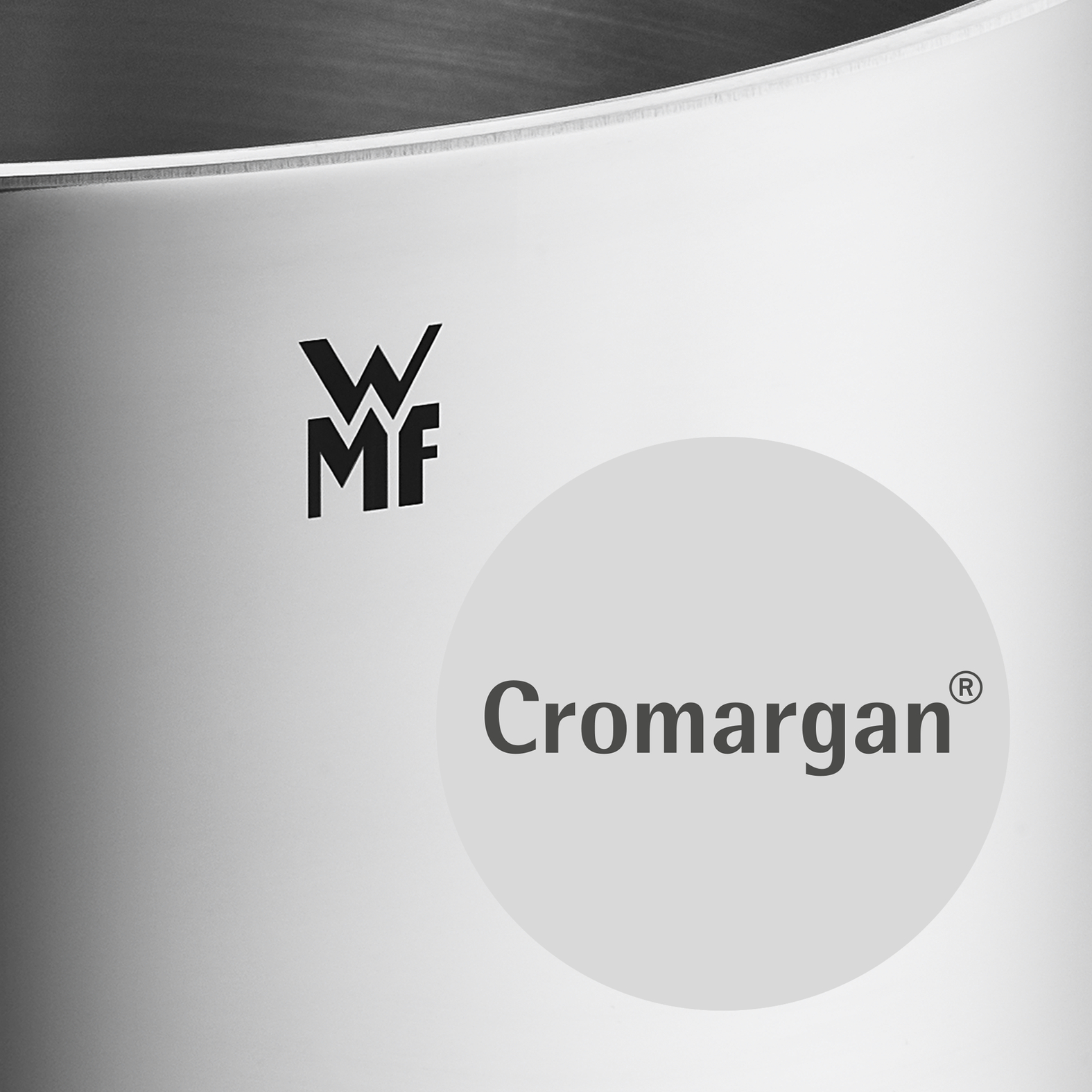 Nahaufnahme eines Edelstahltopfs mit dem Cromargan-Logo.