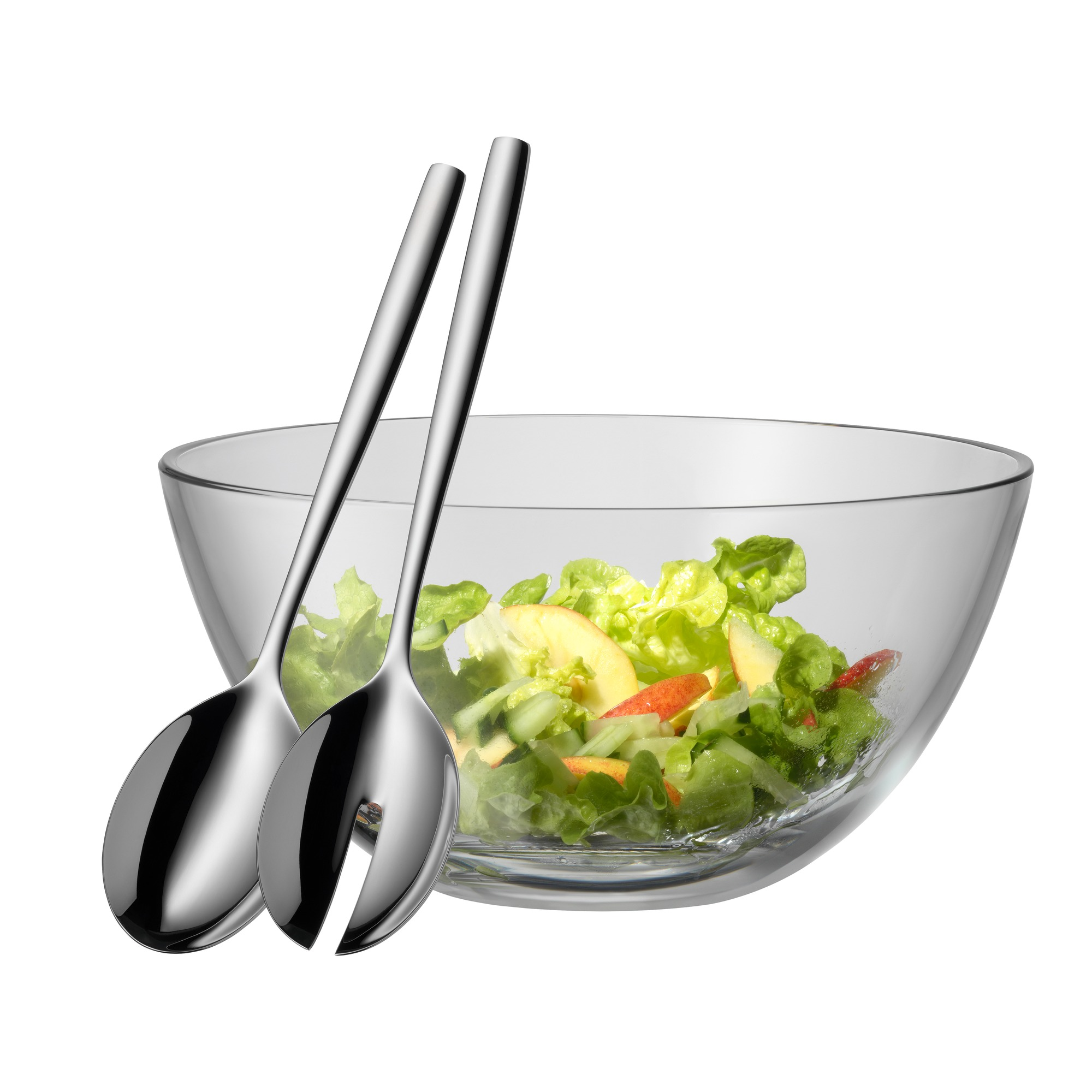 Glasschüssel mit Salat und zwei silbernen Salatbestecken. Weißer Hintergrund.