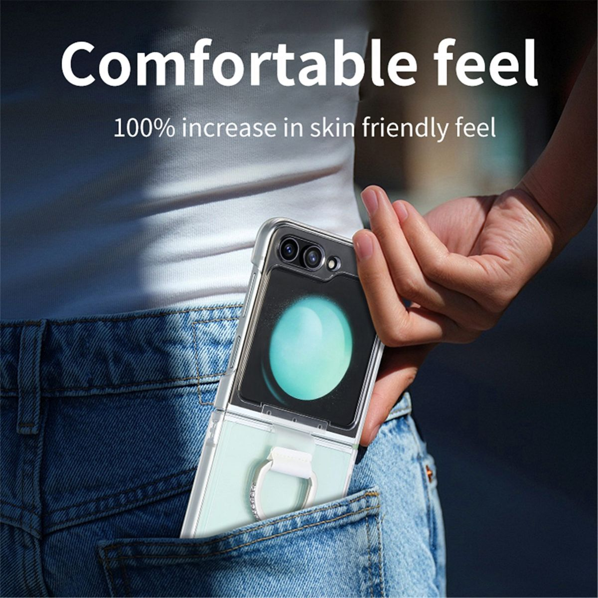 Eine Person hält eine Handyhülle mit einem Handy in einer Jeans-Tasche.