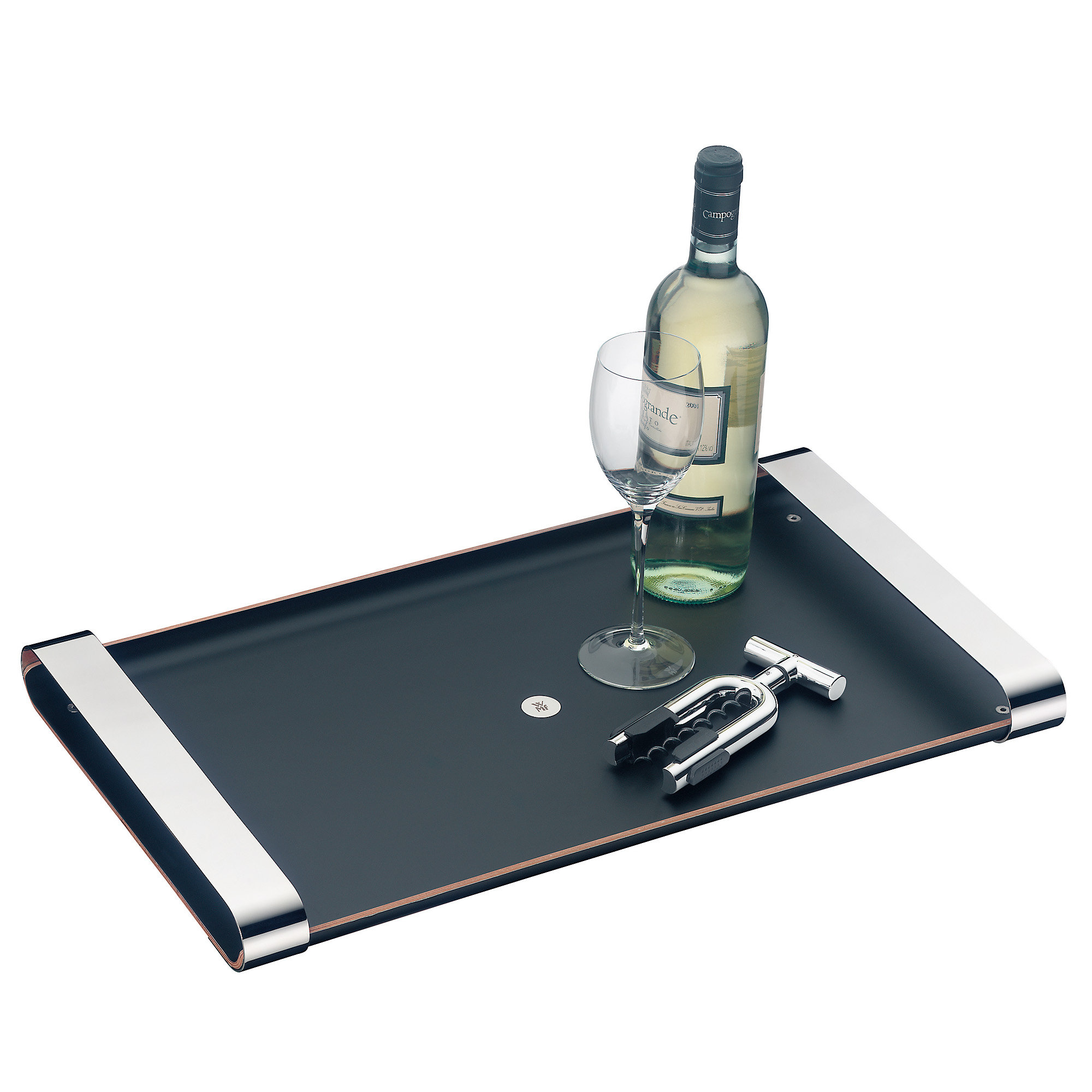 Schwarzes Tablett mit Weinflasche, Glas und Korkenzieher. Silberne Akzente. Weißer Hintergrund.