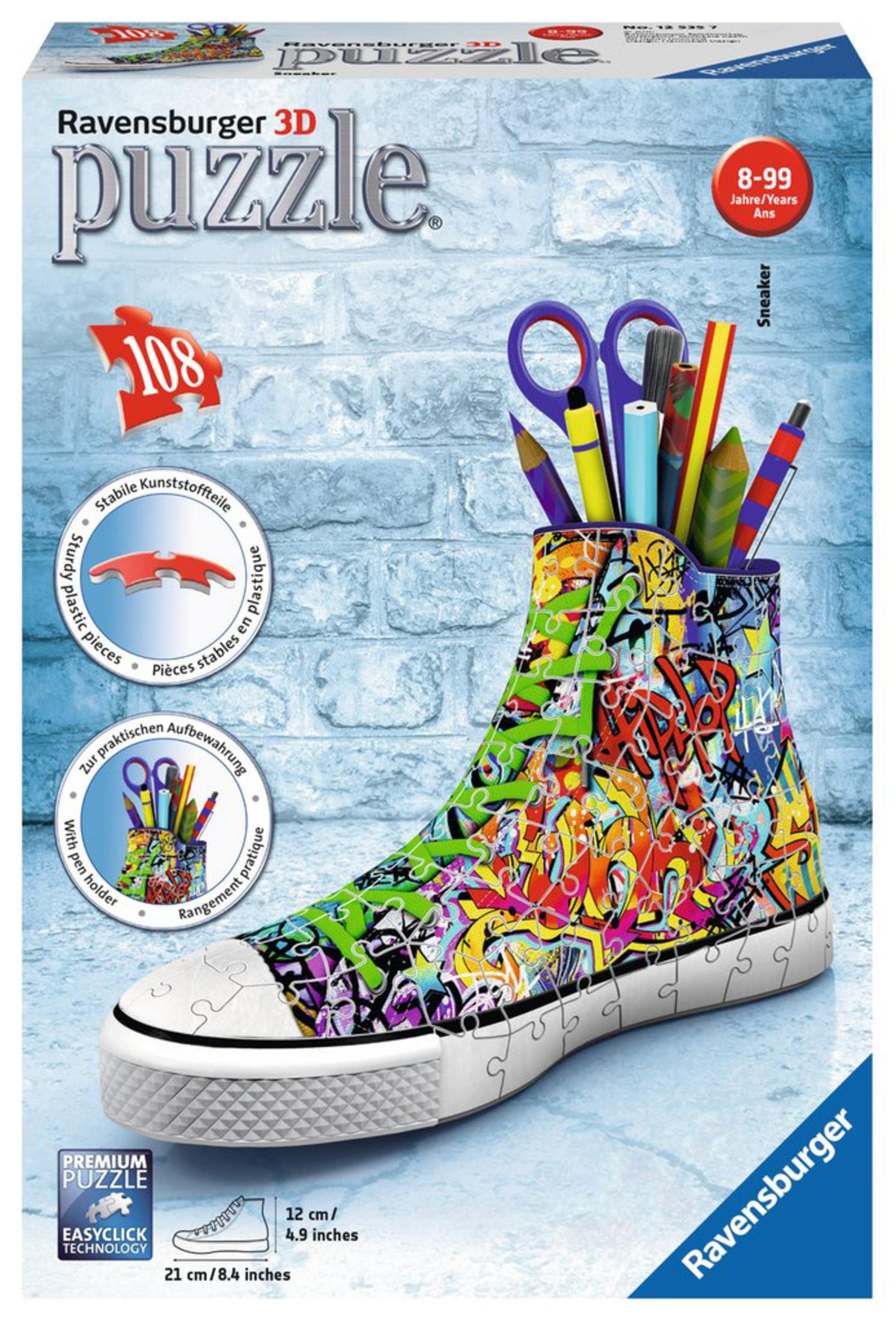 Puzzle 3D en forme de basket, rempli de crayons et ciseaux, sur fond de mur de briques.