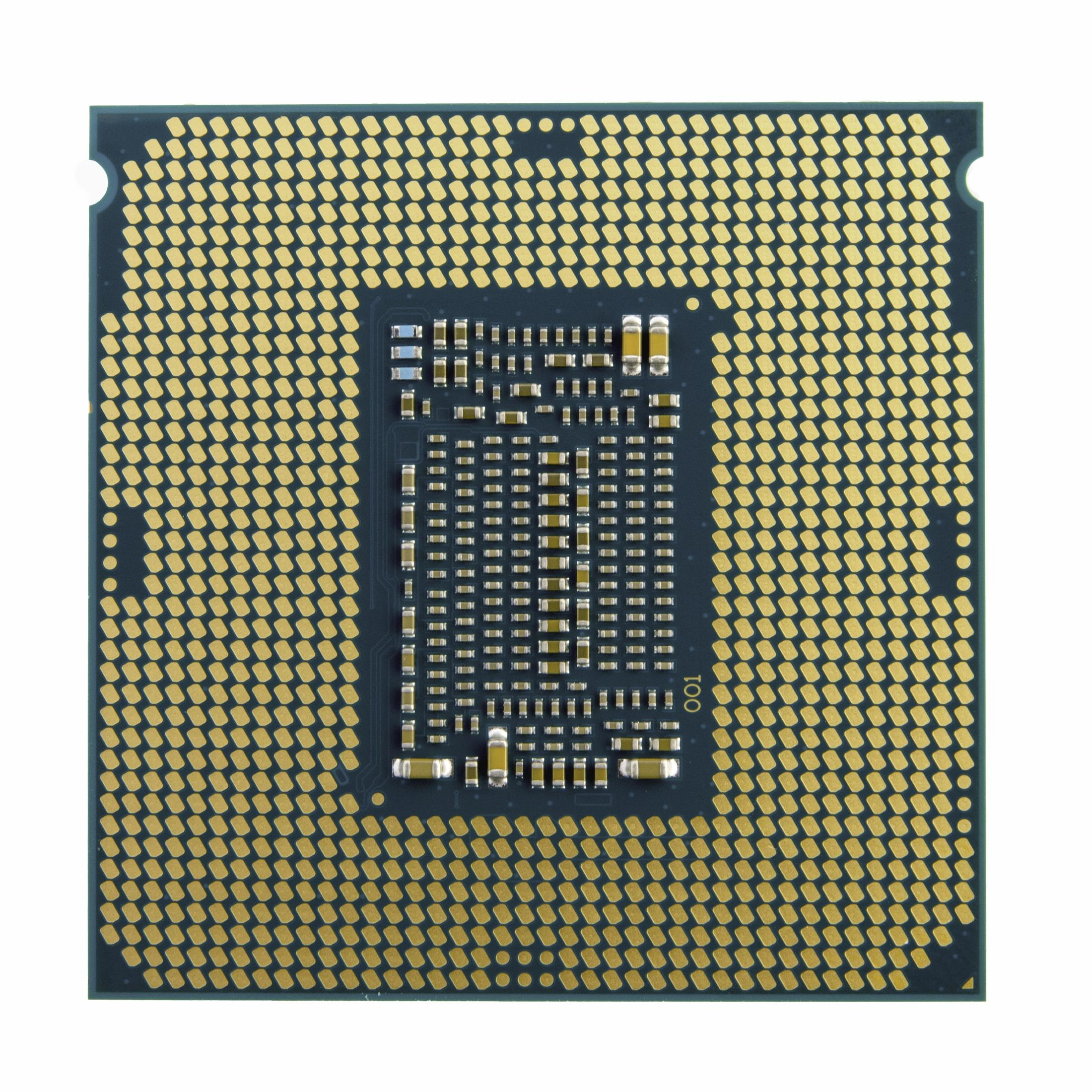 Un primo piano di un processore CPU. Ha molti pin e colore dorato. La superficie è di colore scuro.