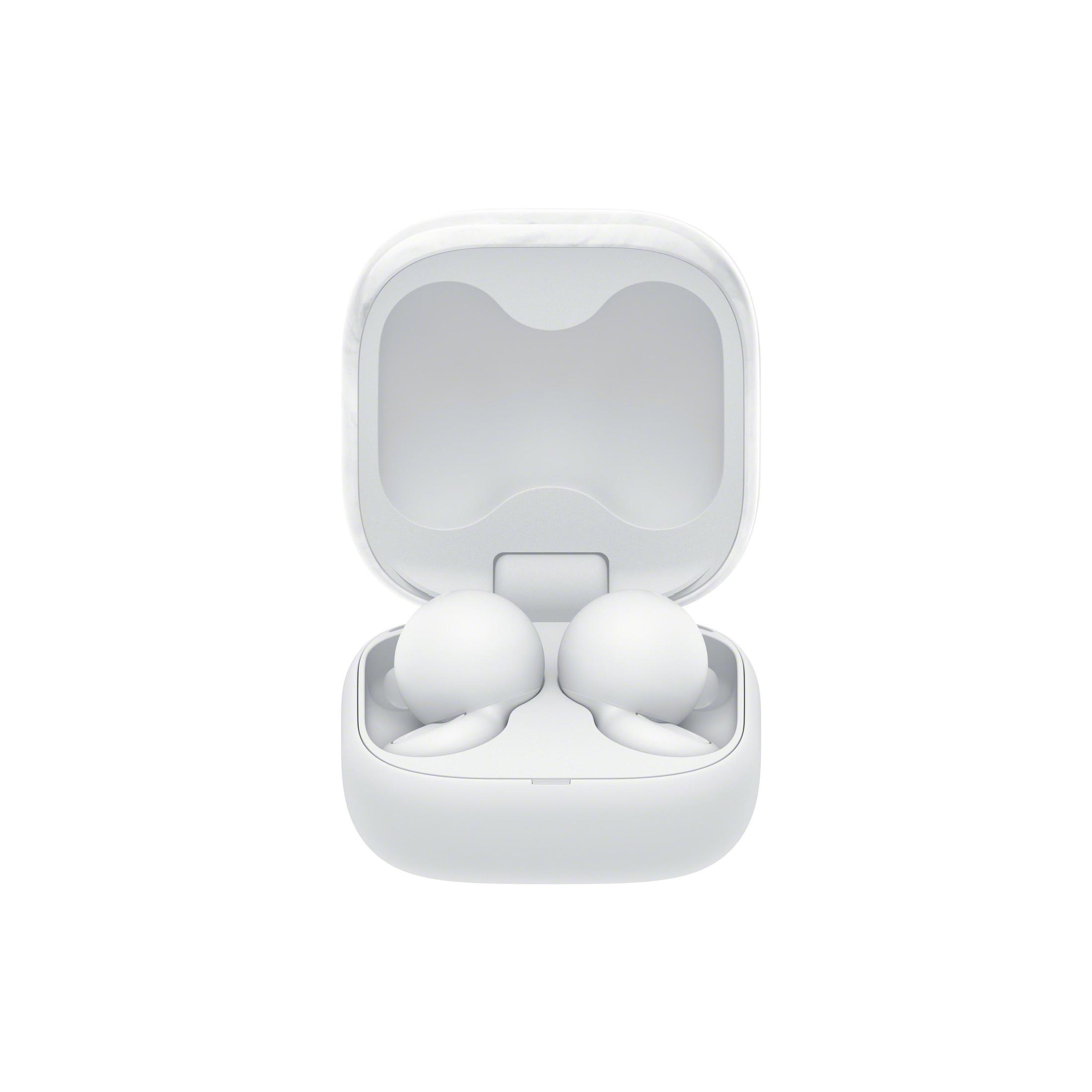 Coppia di auricolari wireless bianchi in una custodia di ricarica bianca aperta. Sfondo bianco.