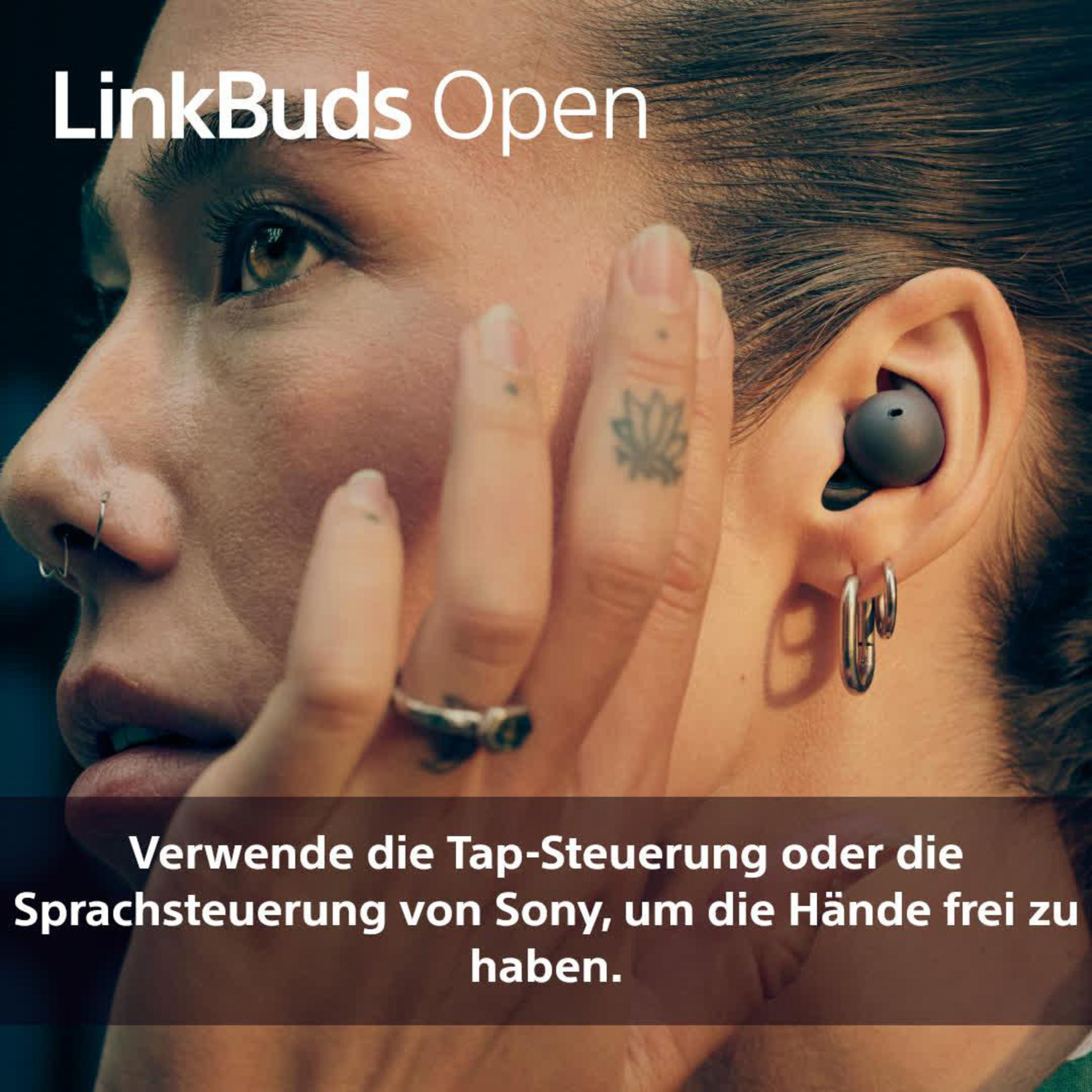 Frau benutzt Ohrhörer. Ohrhörer im Ohr, Text-Overlay und Text auf Deutsch.