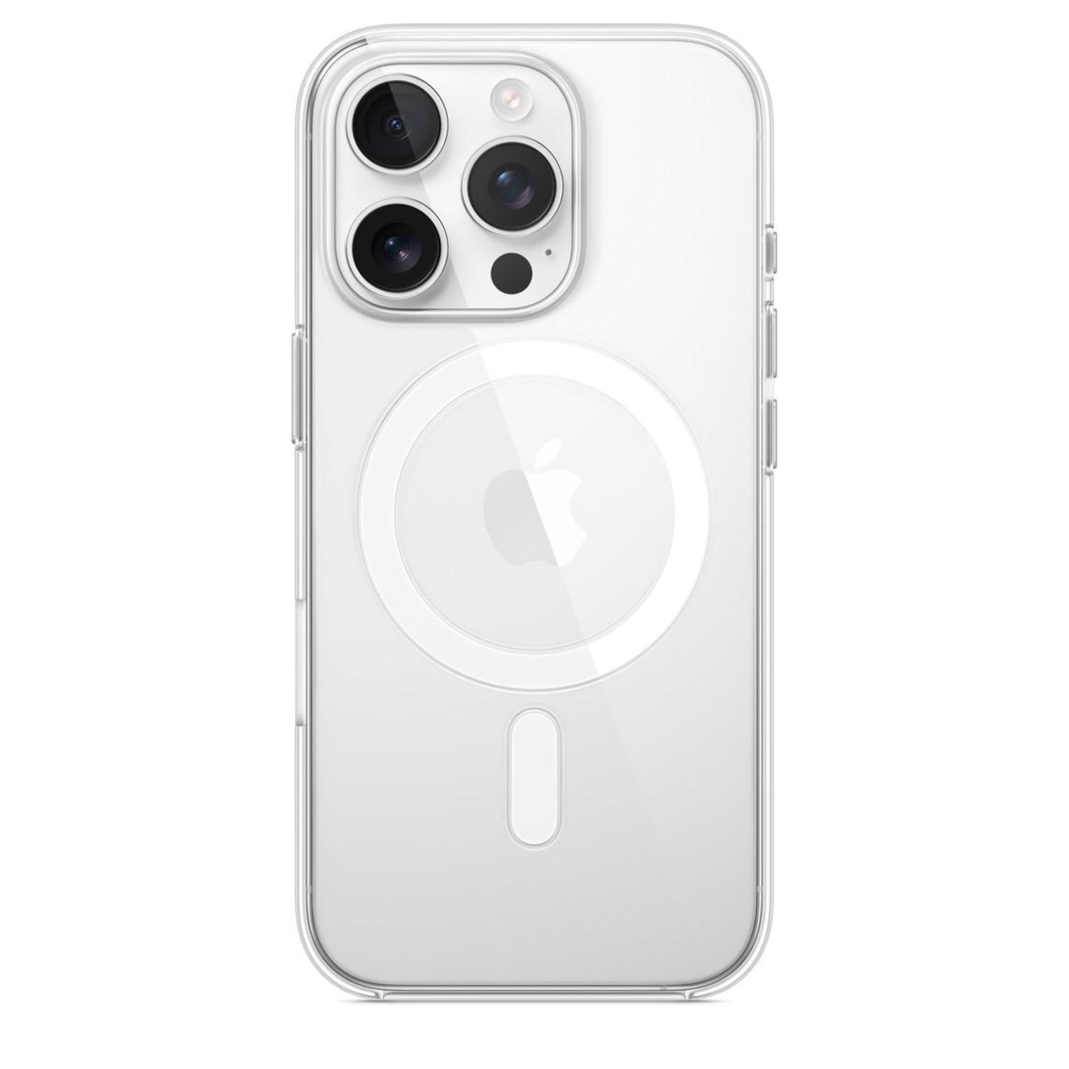 Una funda transparente para teléfono con tres cámaras y un cargador MagSafe blanco en la parte trasera.