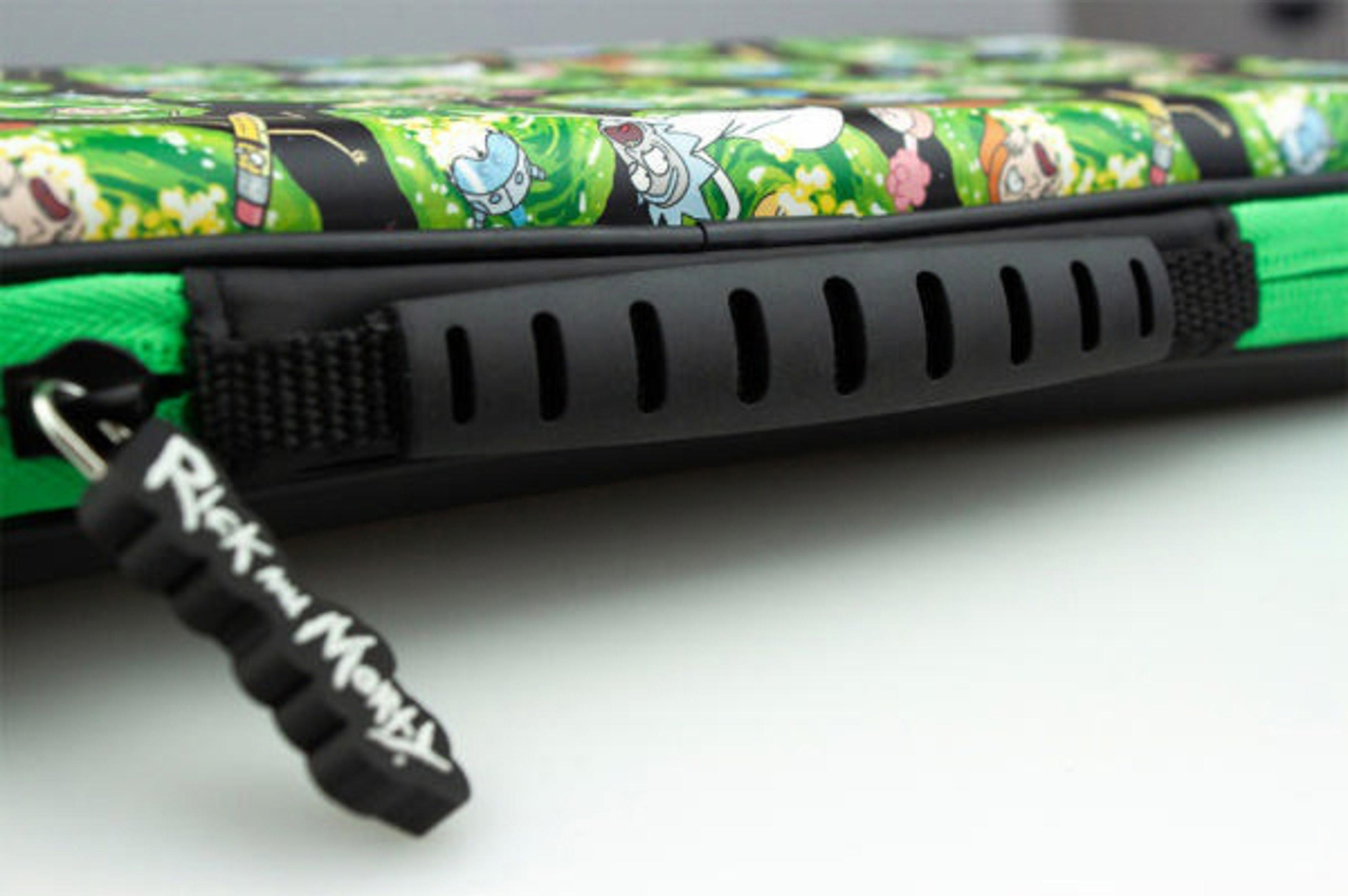 Schwarzes Etui mit grünem Reißverschluss, Griff und Rick and Morty Schlüsselanhänger. Weißer Hintergrund.