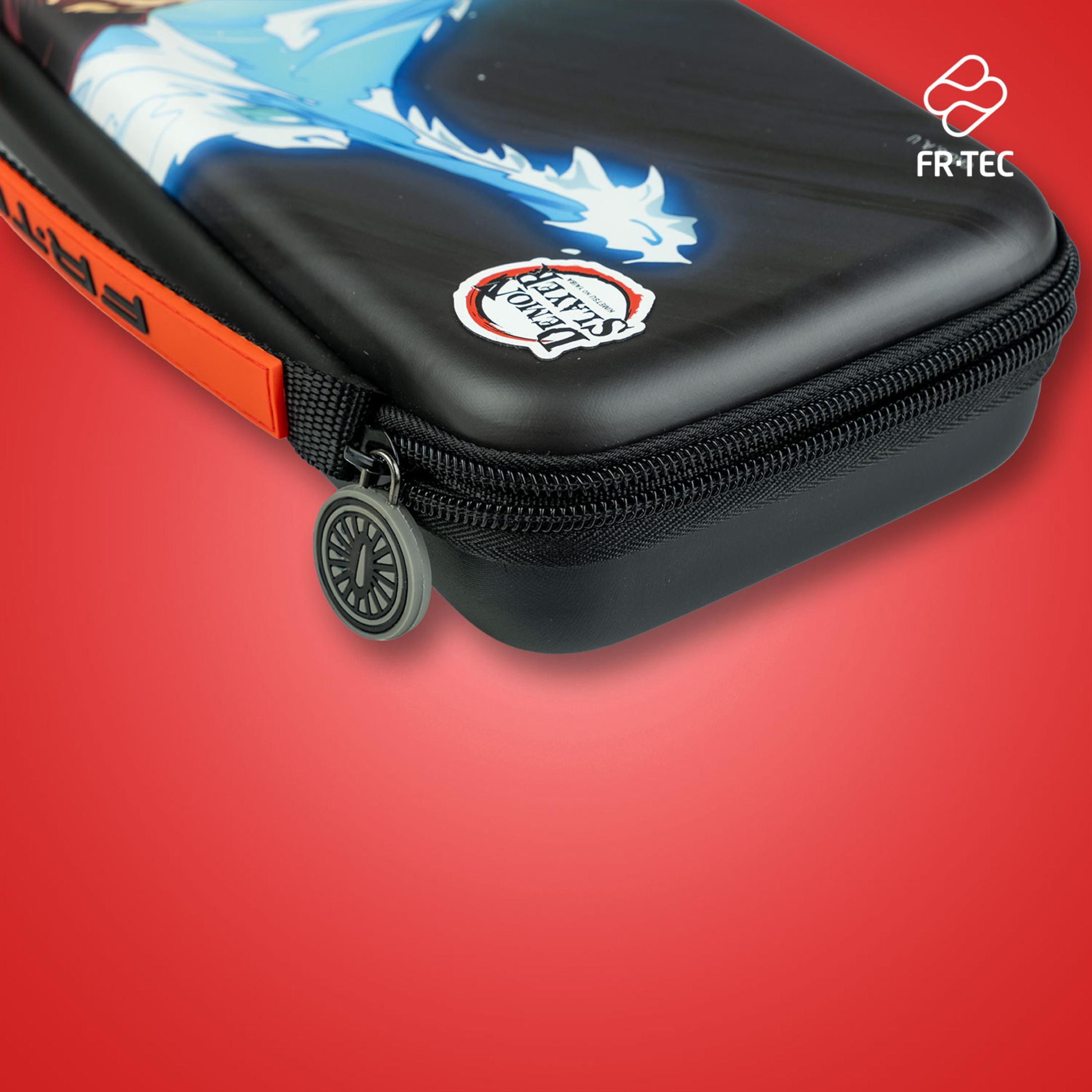 Una funda negra con diseño de Demon Slayer, sobre fondo rojo.