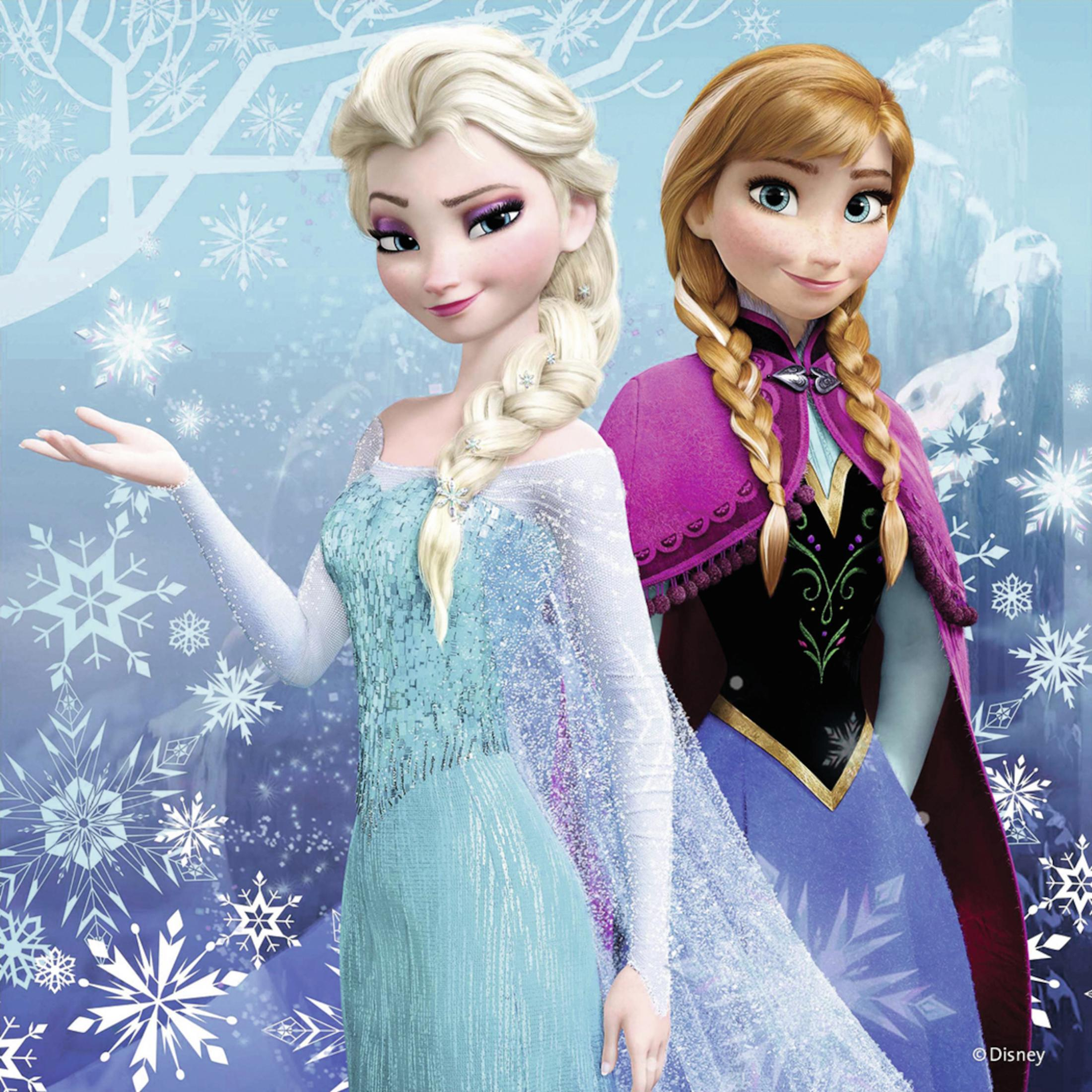Elsa und Anna aus Frozen stehen zusammen. Elsa in blauem Kleid, Anna in lila Kleid. Schneeflocken im Hintergrund.