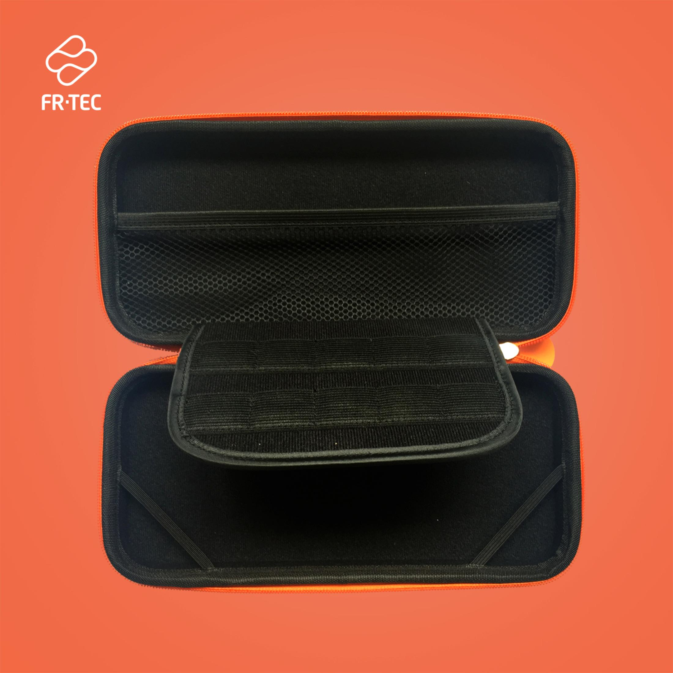 Custodia arancione aperta con interno nero. Contiene rete e una custodia interna più piccola. Logo FR-TEC.