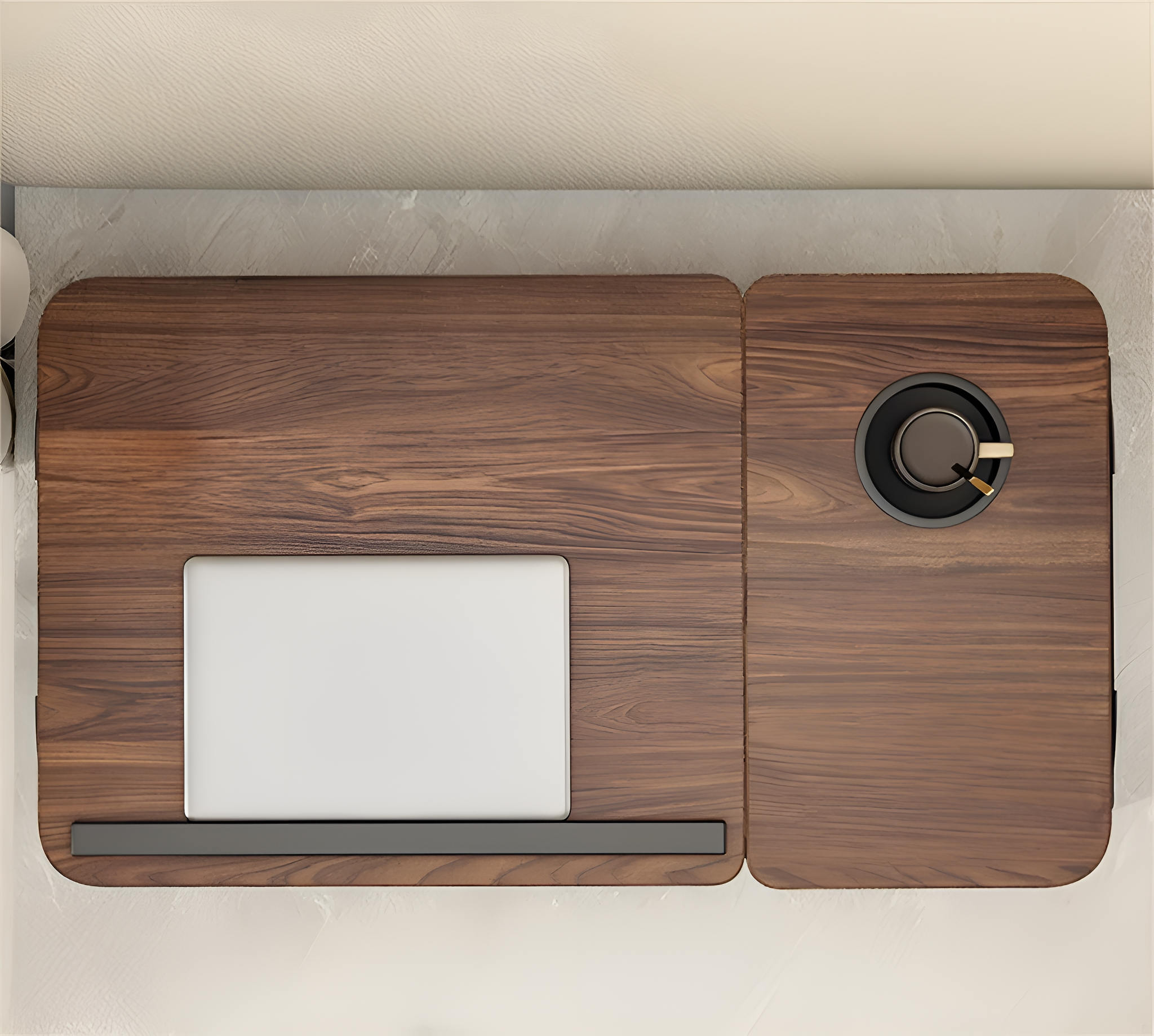 Holzschreibtisch mit Laptop und Kaffeetasse. Draufsicht.