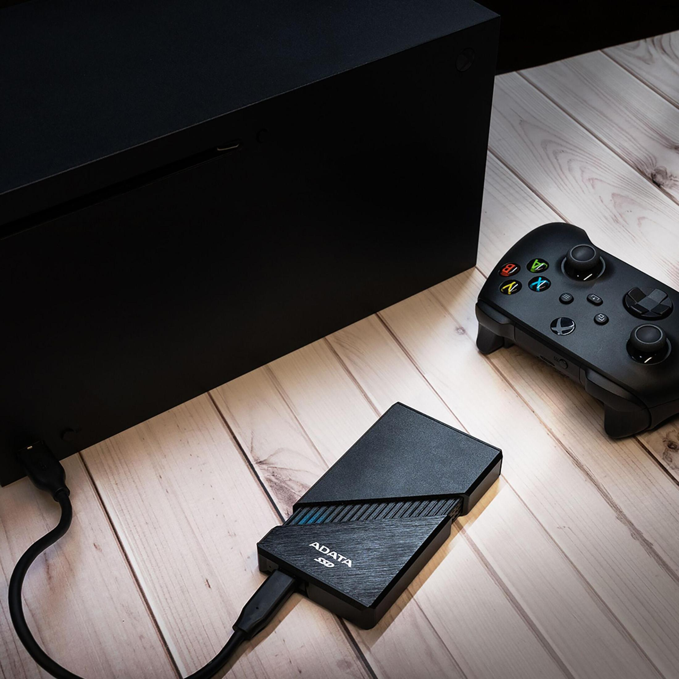 Szara torba podróżna z paskiem na ramię.