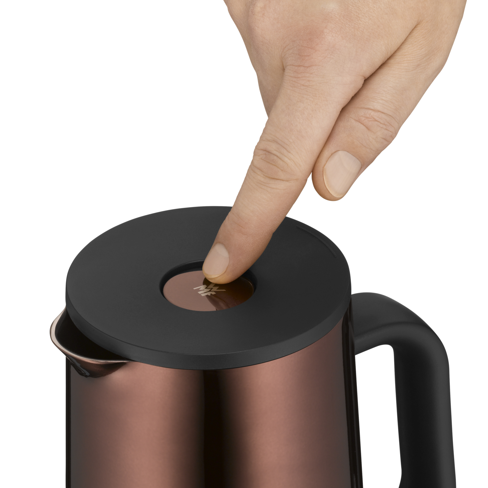 Eine Hand drückt auf den schwarzen Deckel eines kupferfarbenen Kaffee kessels.