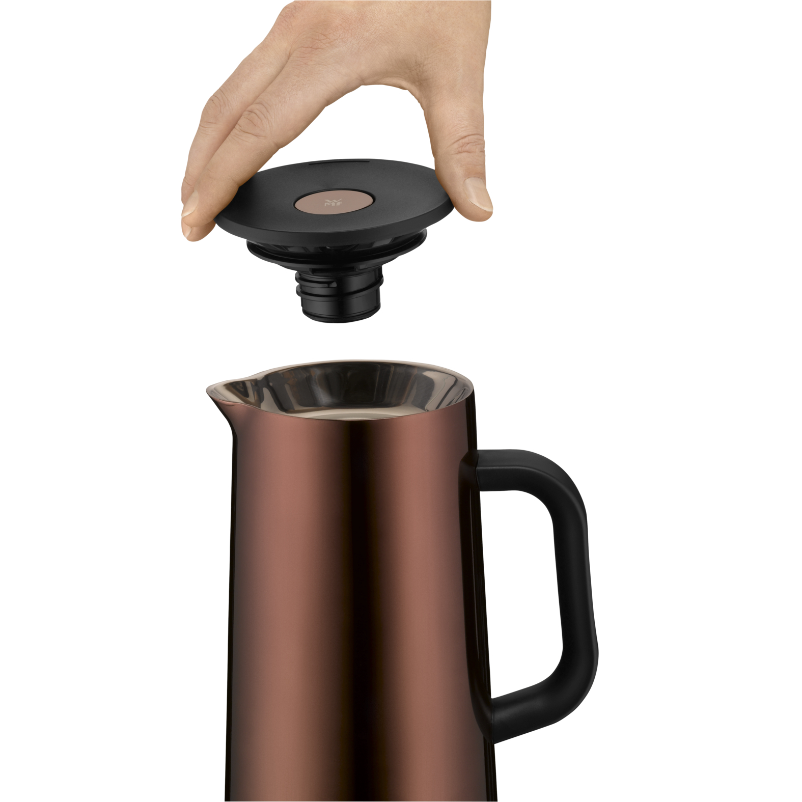 Die Hand einer Person, die einen schwarzen Deckel von einer kupferfarbenen Thermokaraffe entfernt. Die Karaffe hat einen schwarzen Griff.