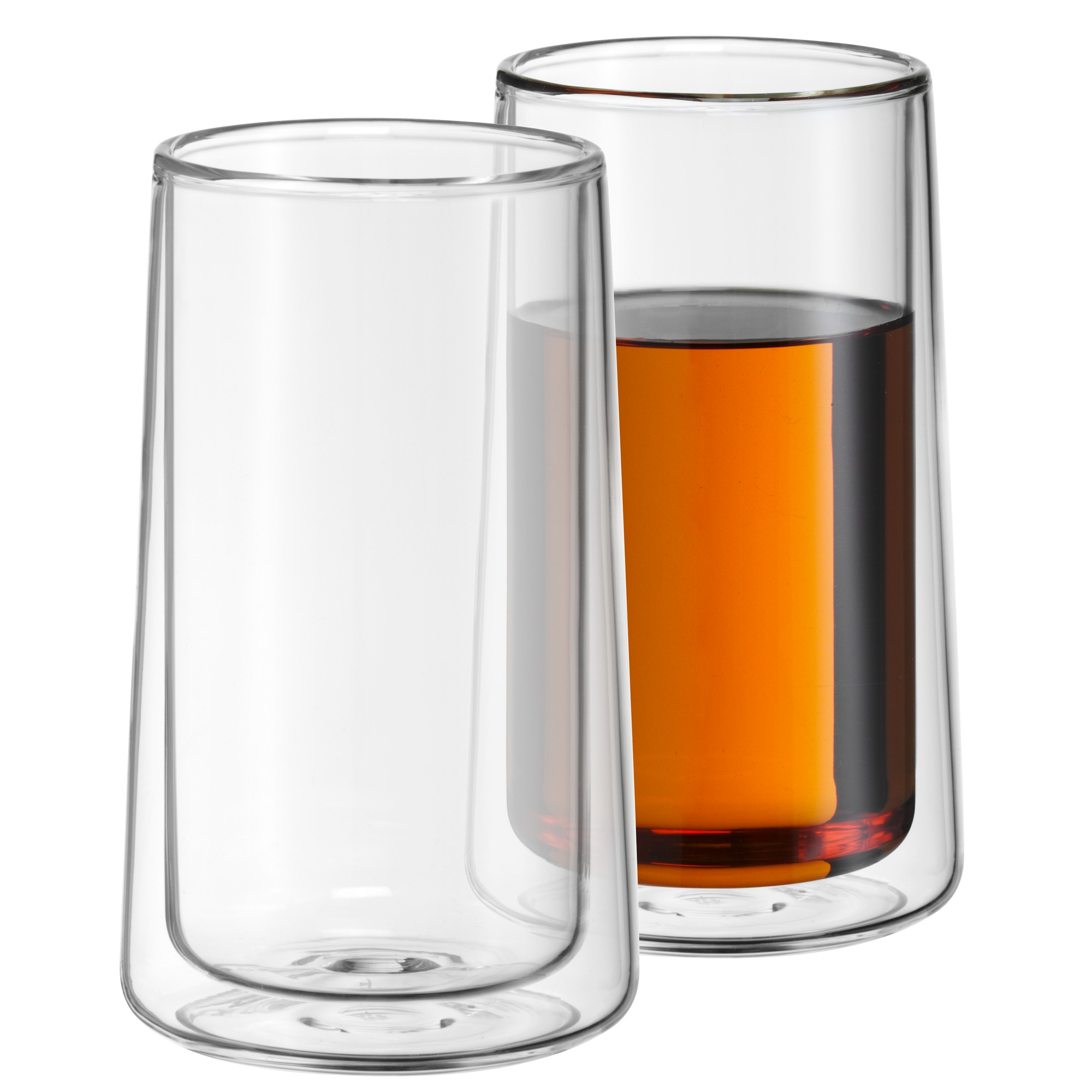 Zwei transparente Glasbecher, einer mit brauner Flüssigkeit gefüllt. Weißer Hintergrund.