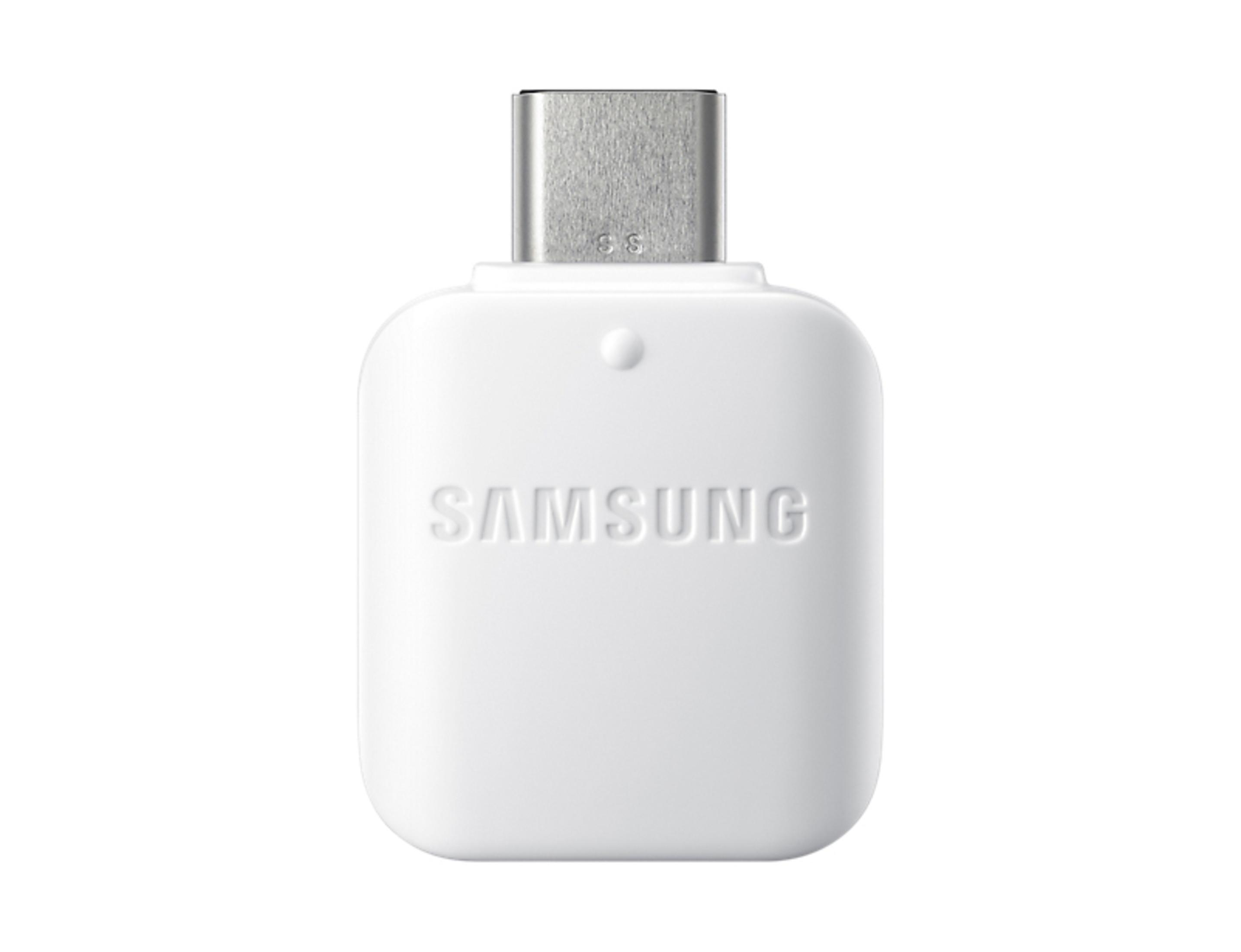 Un adaptador USB-C Samsung blanco y rectangular con el nombre de la marca impreso en la parte delantera.