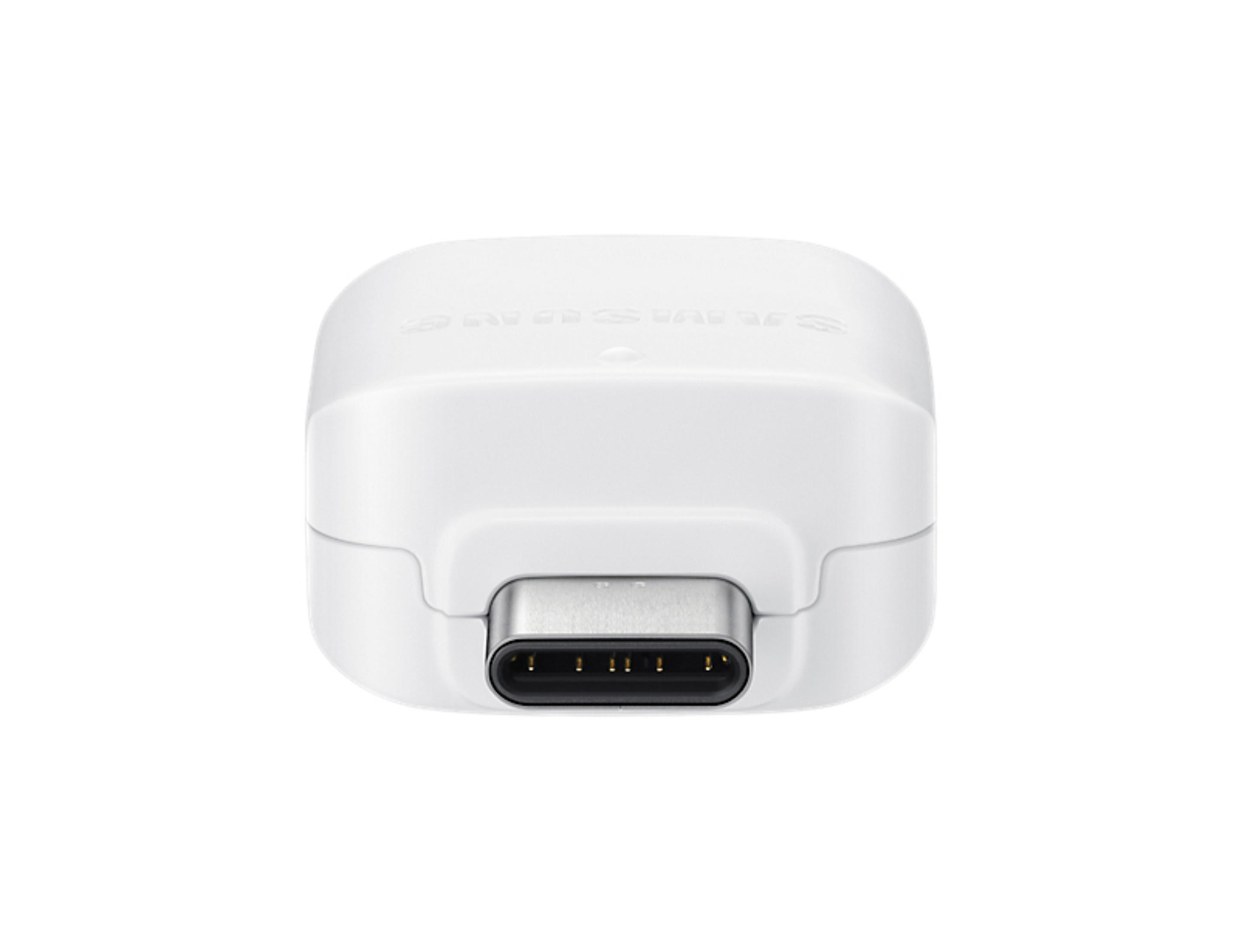 Un adaptador USB-C blanco con un puerto USB-C.