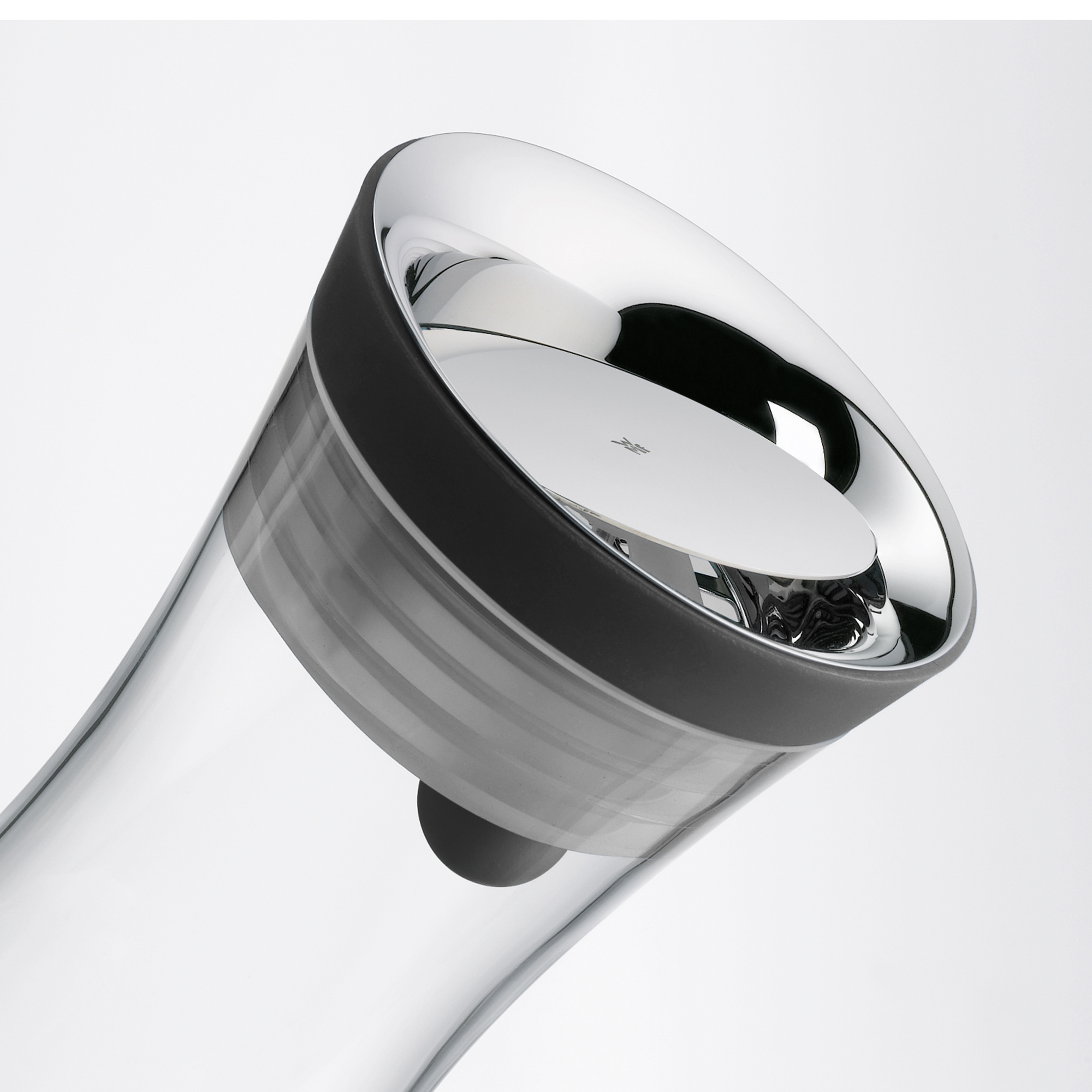 Dekanter. Glas mit dunkelgrauem Band und Chromdeckel. Weißer Hintergrund.