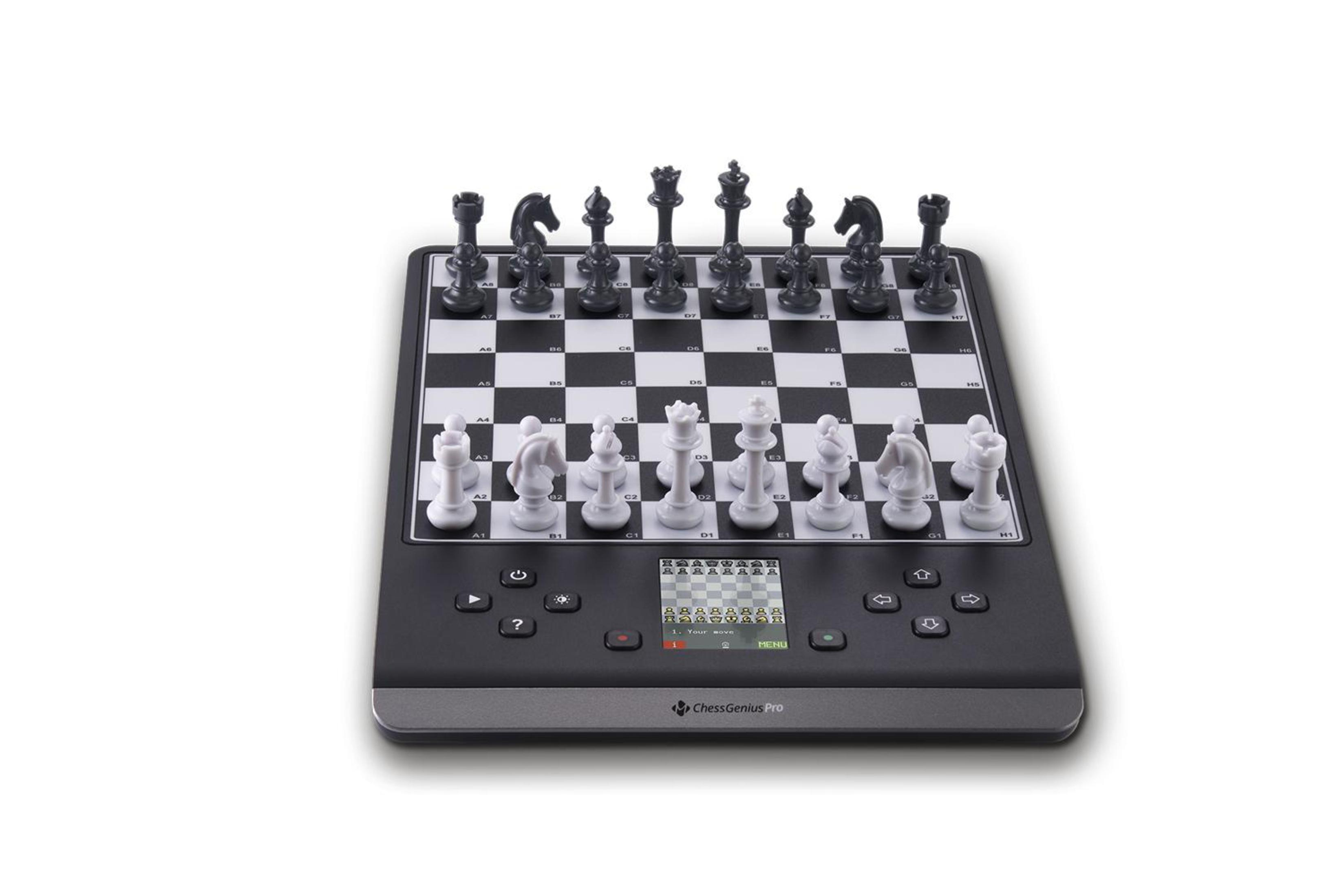 Scacchiera ChessGenius Pro con pezzi disposti. Pezzi bianchi e neri su scacchiera nera. Schermo.