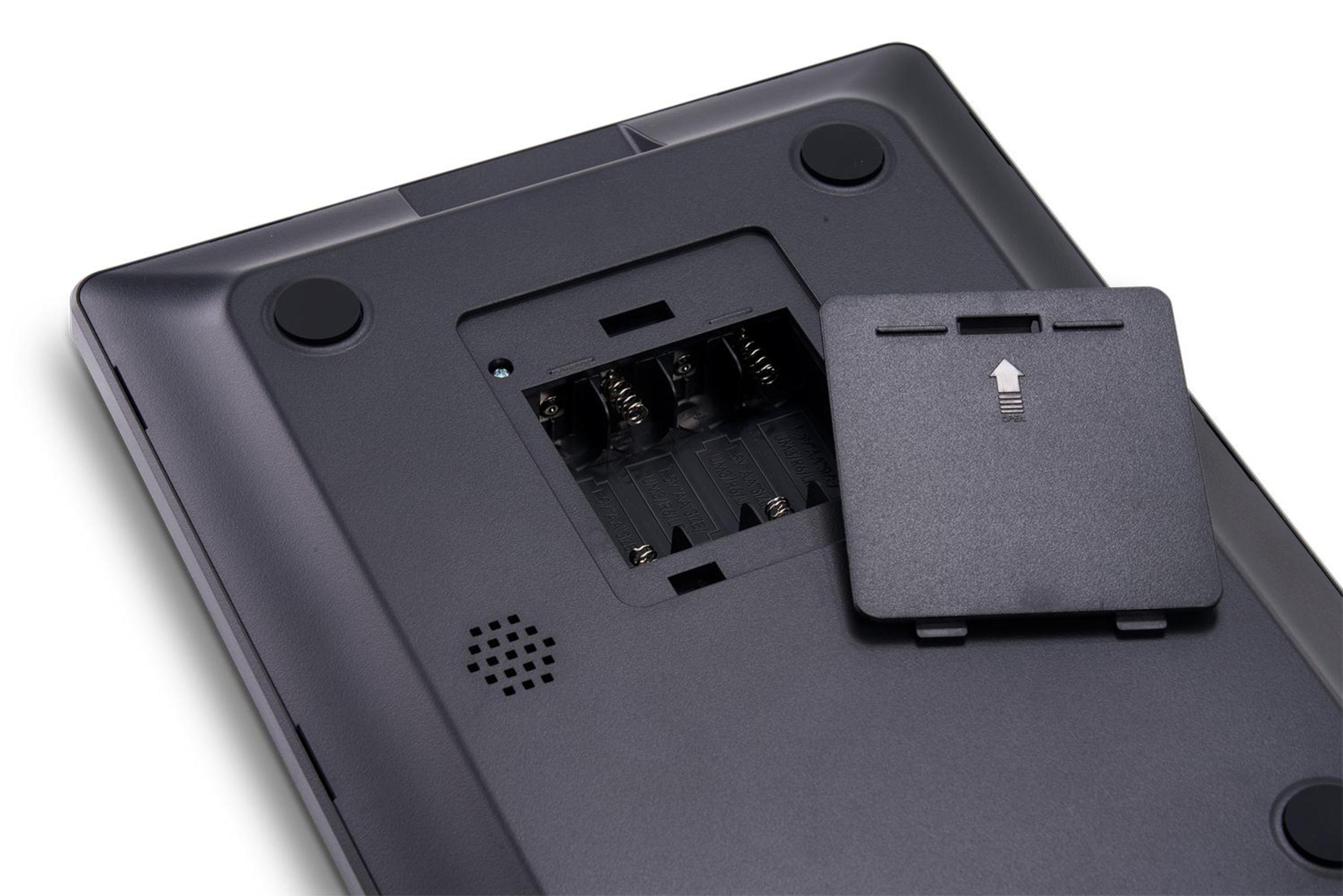Bilancia nera, vista posteriore, vano batteria aperto, che mostra gli slot per le batterie.