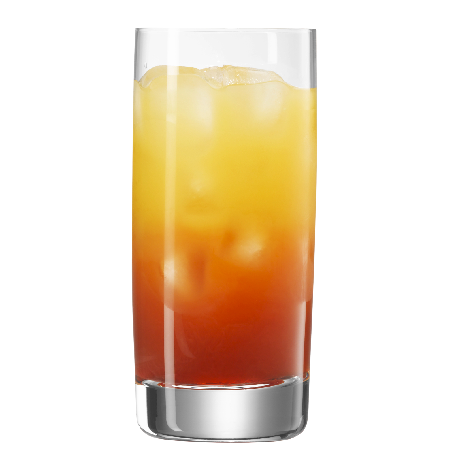 Hohes Glas mit Schichten aus roter, orangefarbener und gelber Flüssigkeit, Eiswürfel. Weißer Hintergrund.