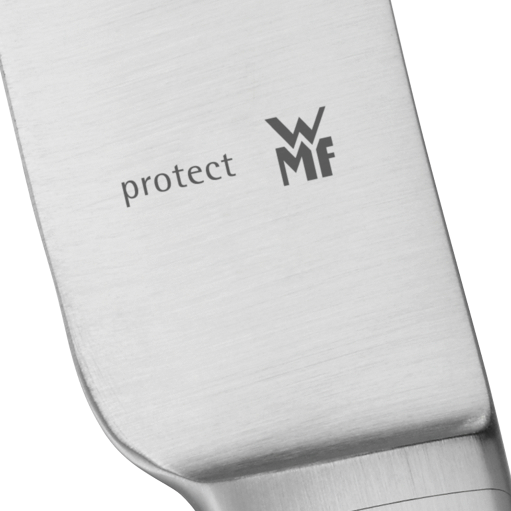 Un primo piano di un coltello. La parola 'protect' e il logo WMF sono visibili sulla lama.