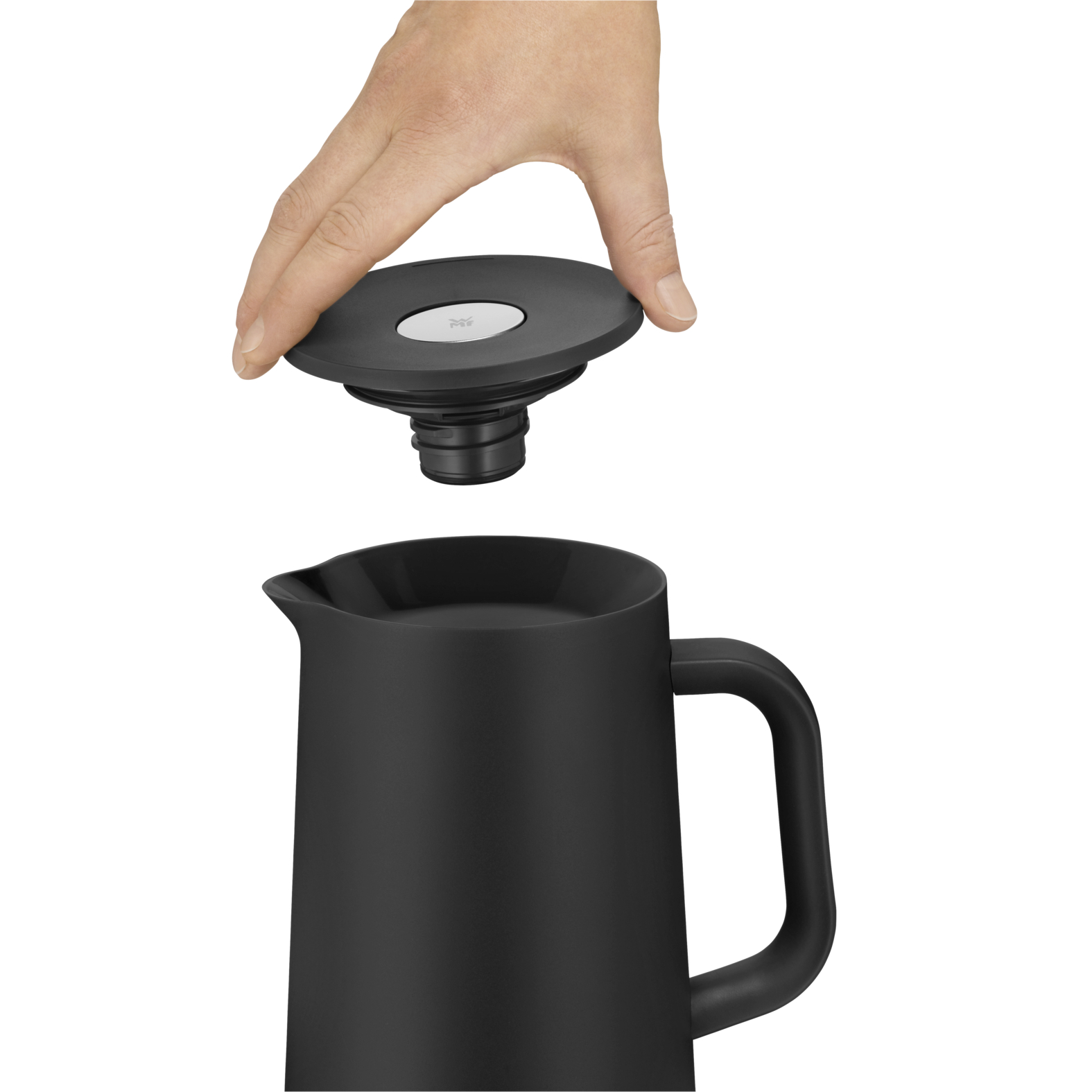Une main retirant le couvercle d'un thermos noir.