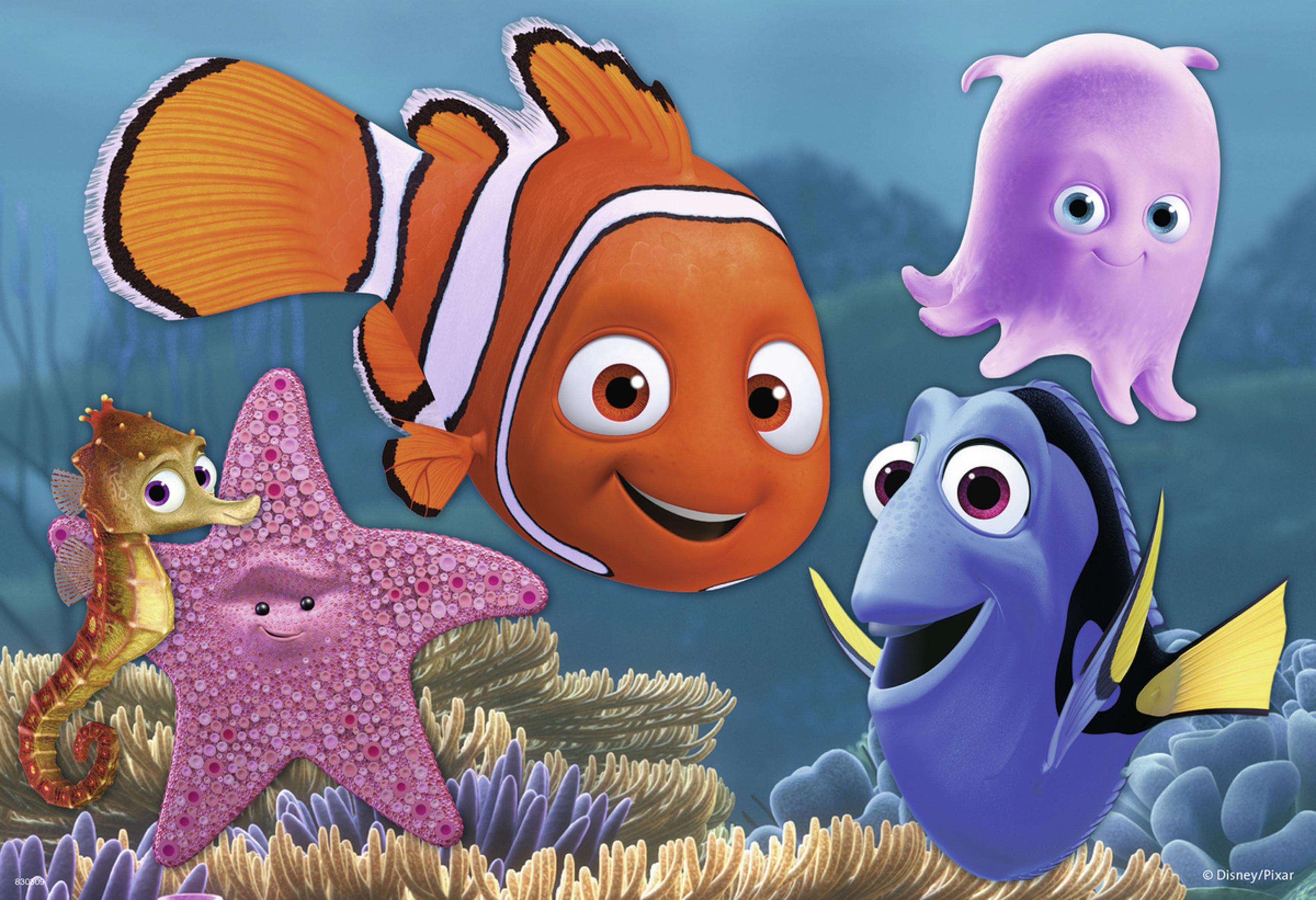 Postacie z filmu Gdzie jest Nemo: Nemo, Dory, Crush, Pearl i Squirt, w podwodnej scenerii.
