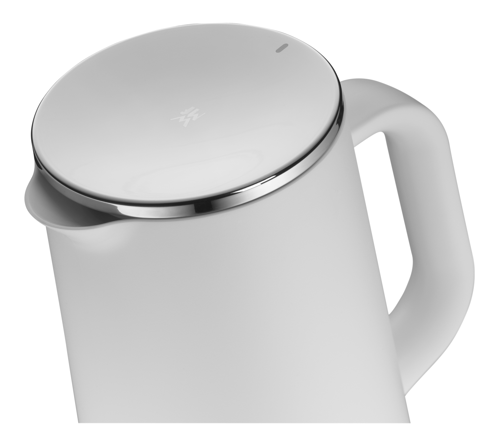 Weißer elektrischer Wasserkocher mit silbernem Ring am oberen Rand. Weißer Hintergrund.