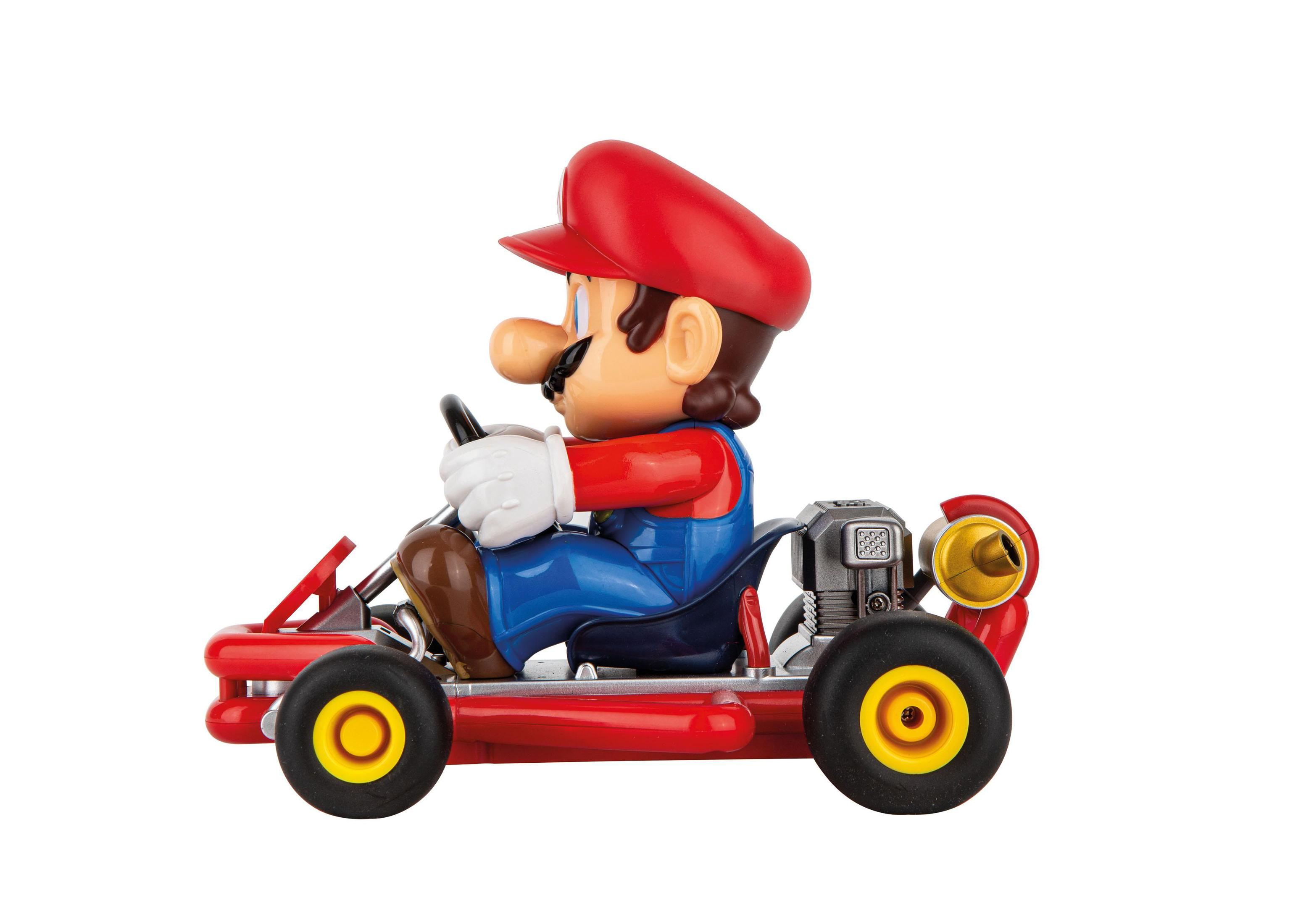 Mario en un kart rojo, conduciendo hacia adelante. Mario tiene un sombrero rojo y un overol azul. El kart es rojo.