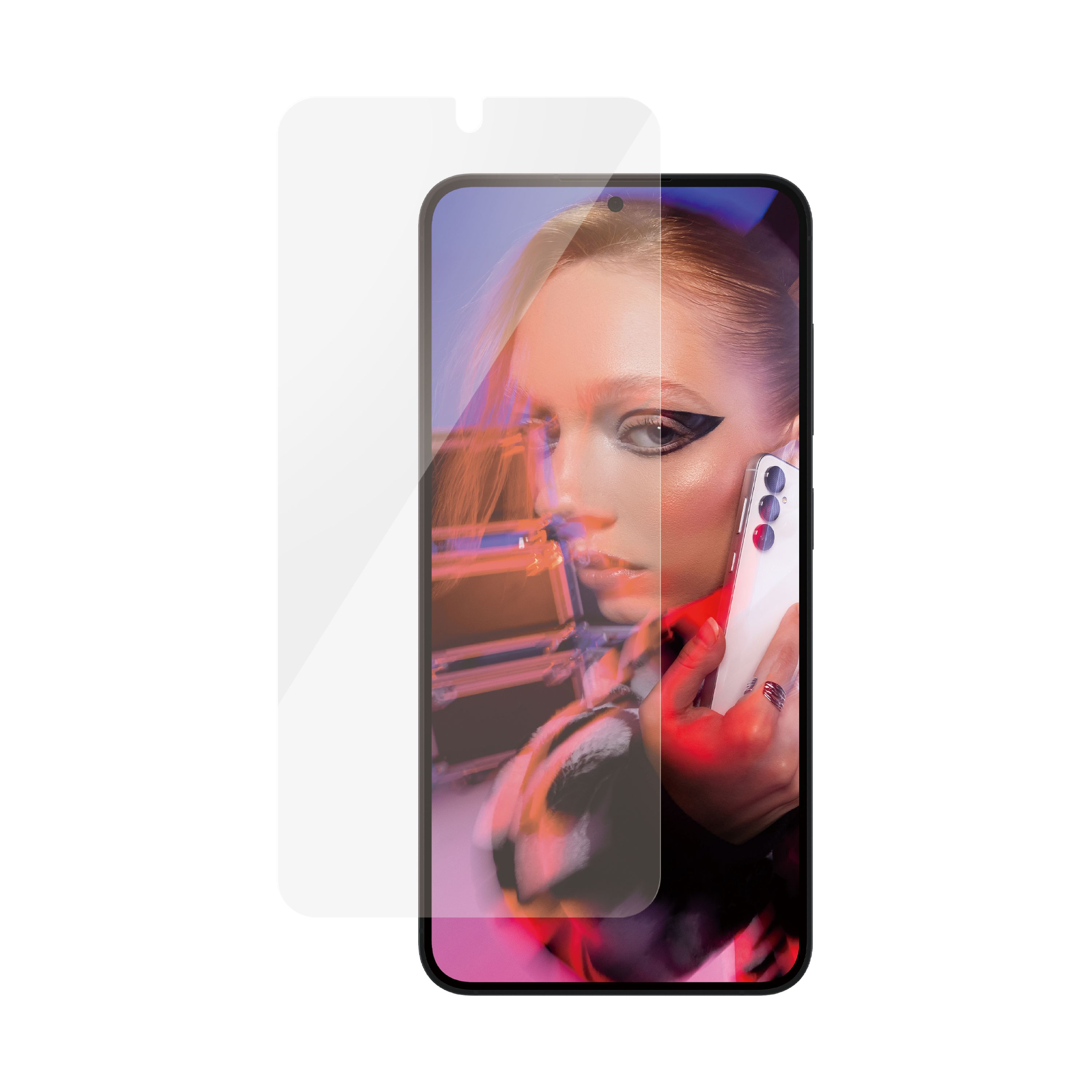 Telefon z nałożoną osłoną ekranu, trzymany przez umalowaną kobietę.