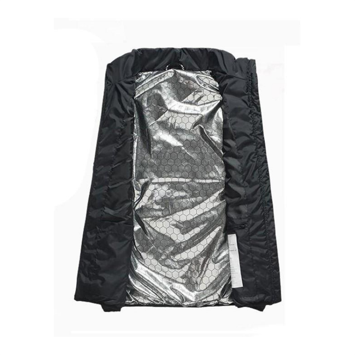 Innenseite einer schwarzen Jacke mit einem reflektierenden silbernen Futter.