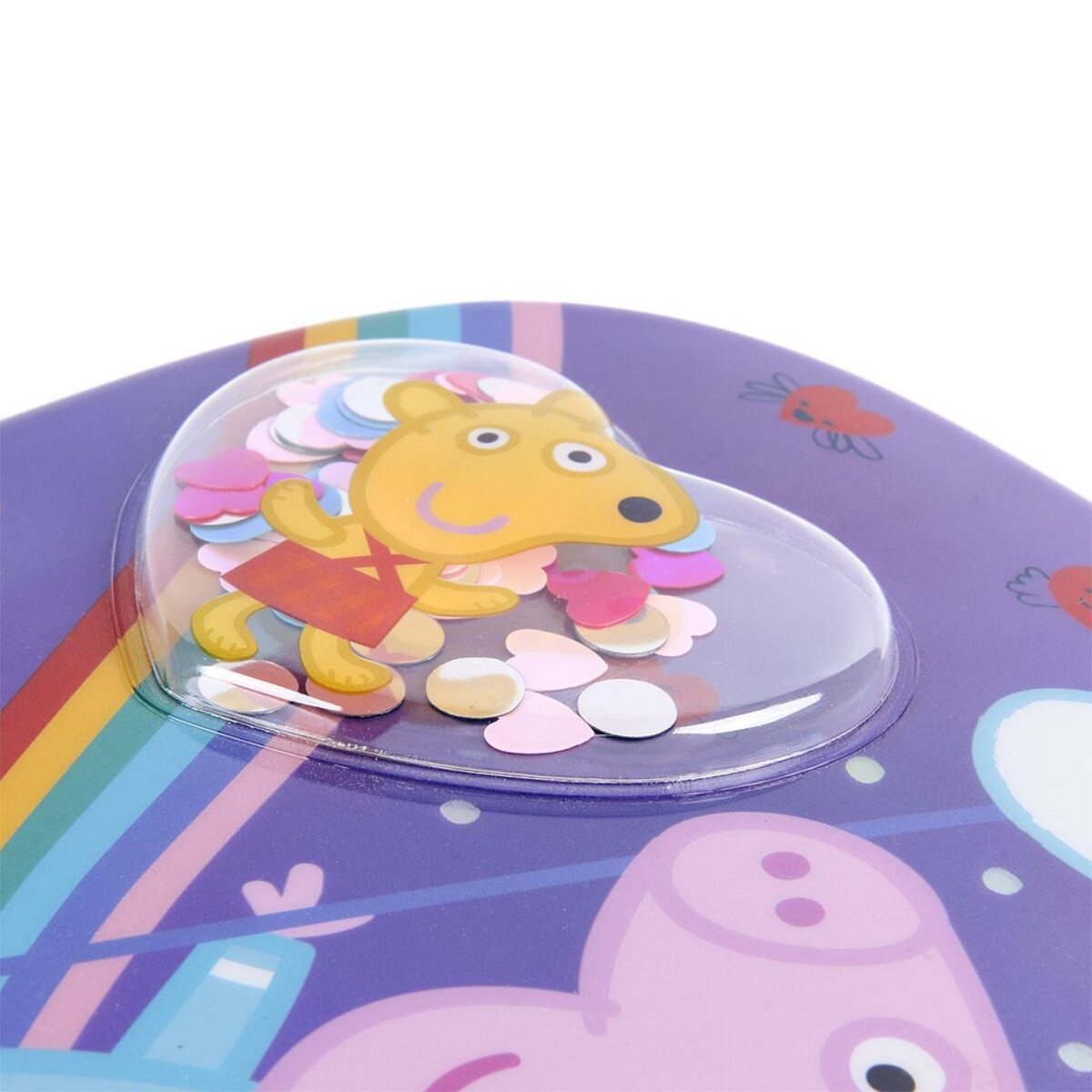 Primer plano de la mochila de Peppa Pig con Peppa y Gerald en una ventana en forma de corazón.
