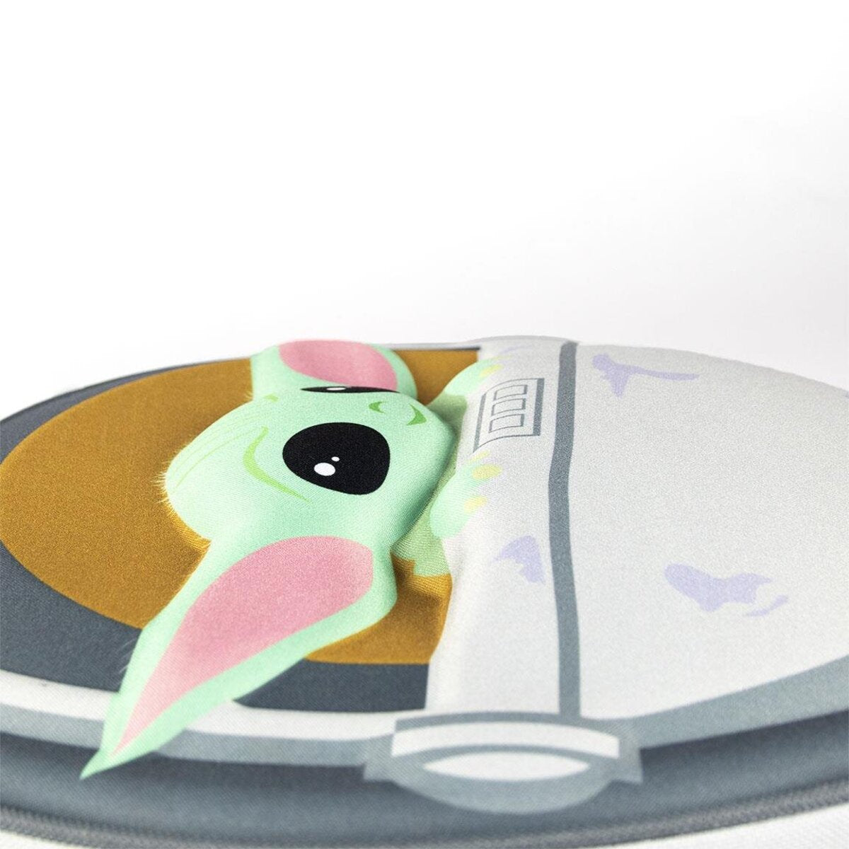 Primer plano de la lonchera de Baby Yoda, personaje verde en una cápsula blanca y gris.